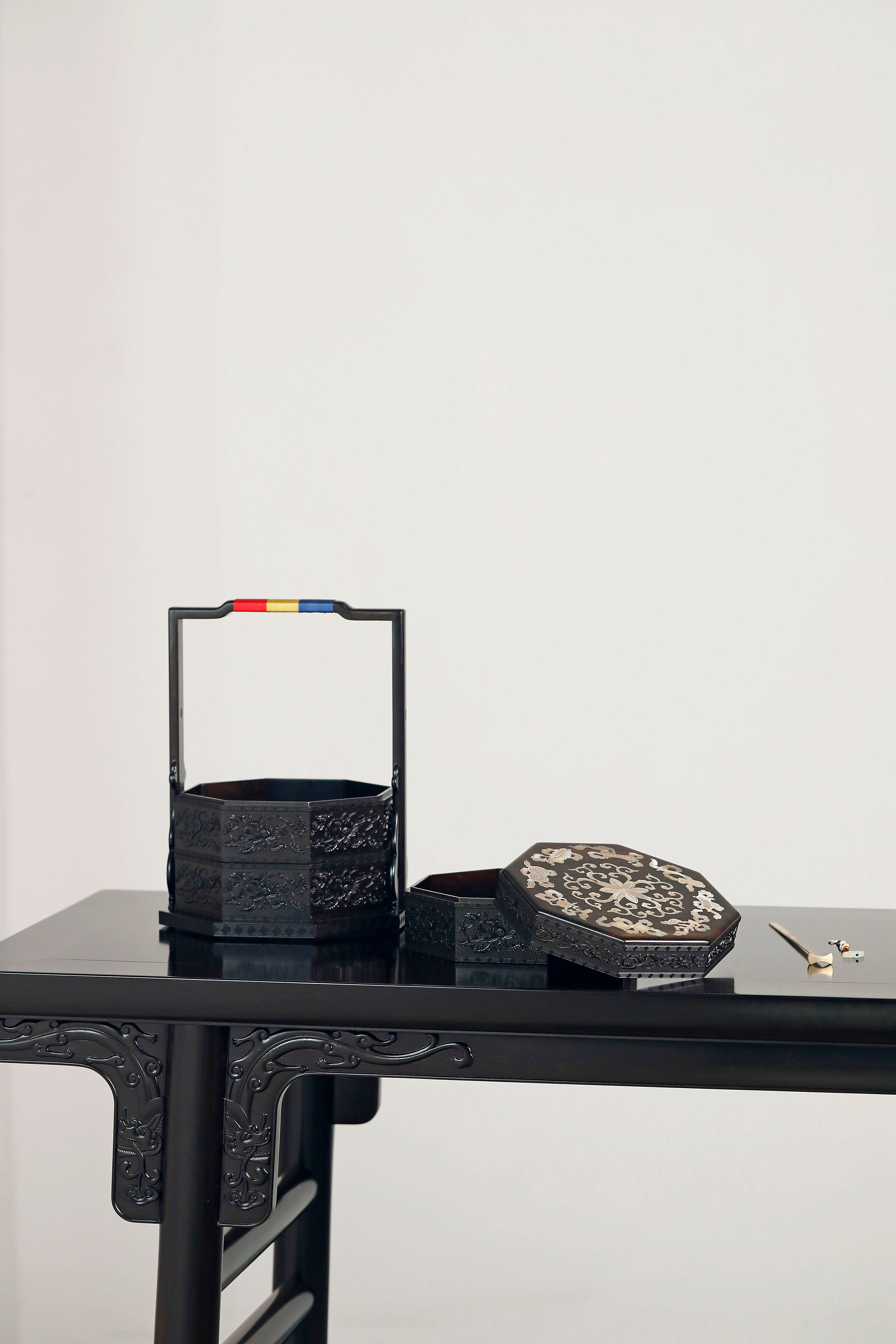 紫光檀嵌螺钿杂八宝八角提盒