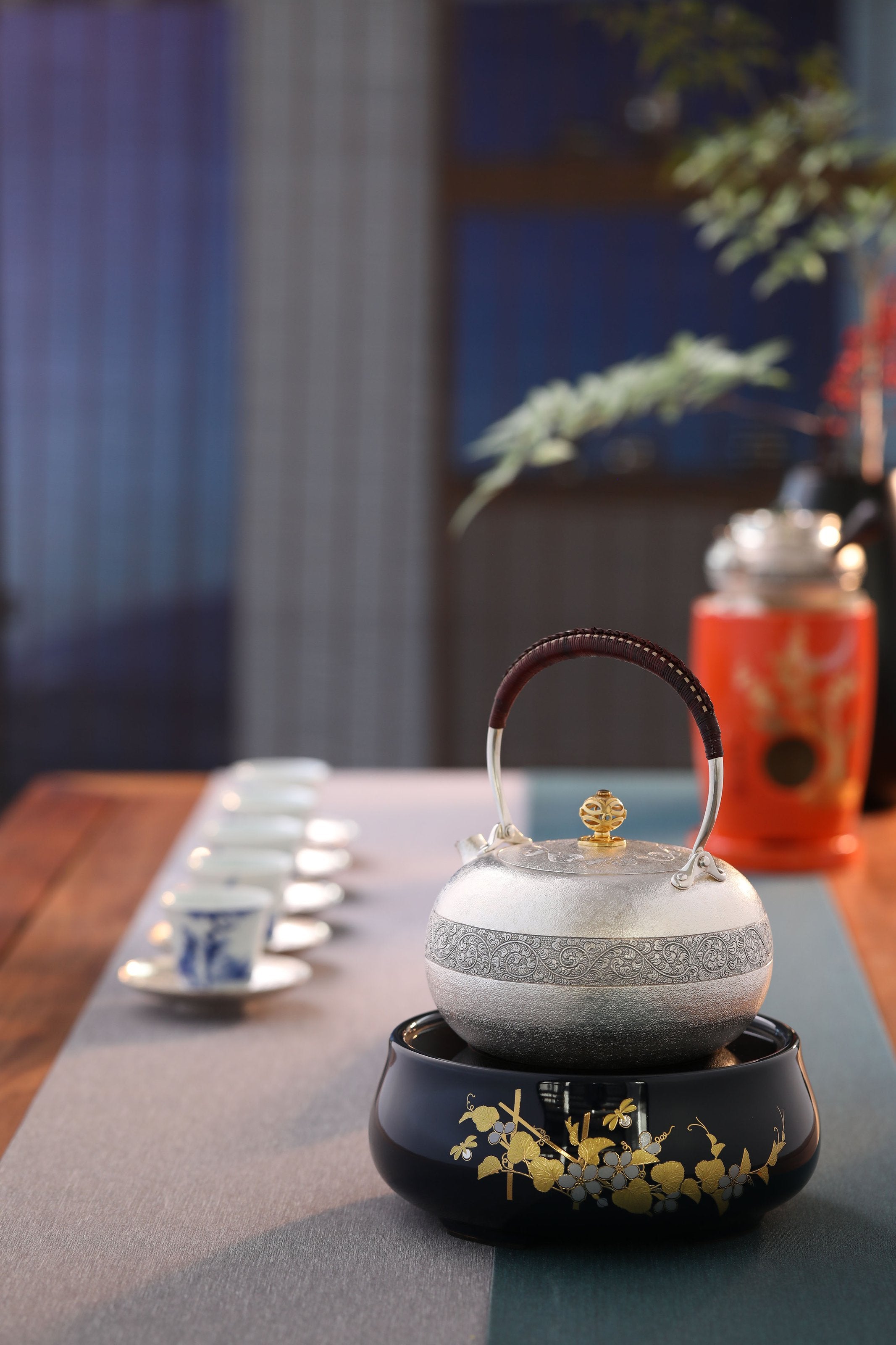 麻點唐草壺（純金鈕）