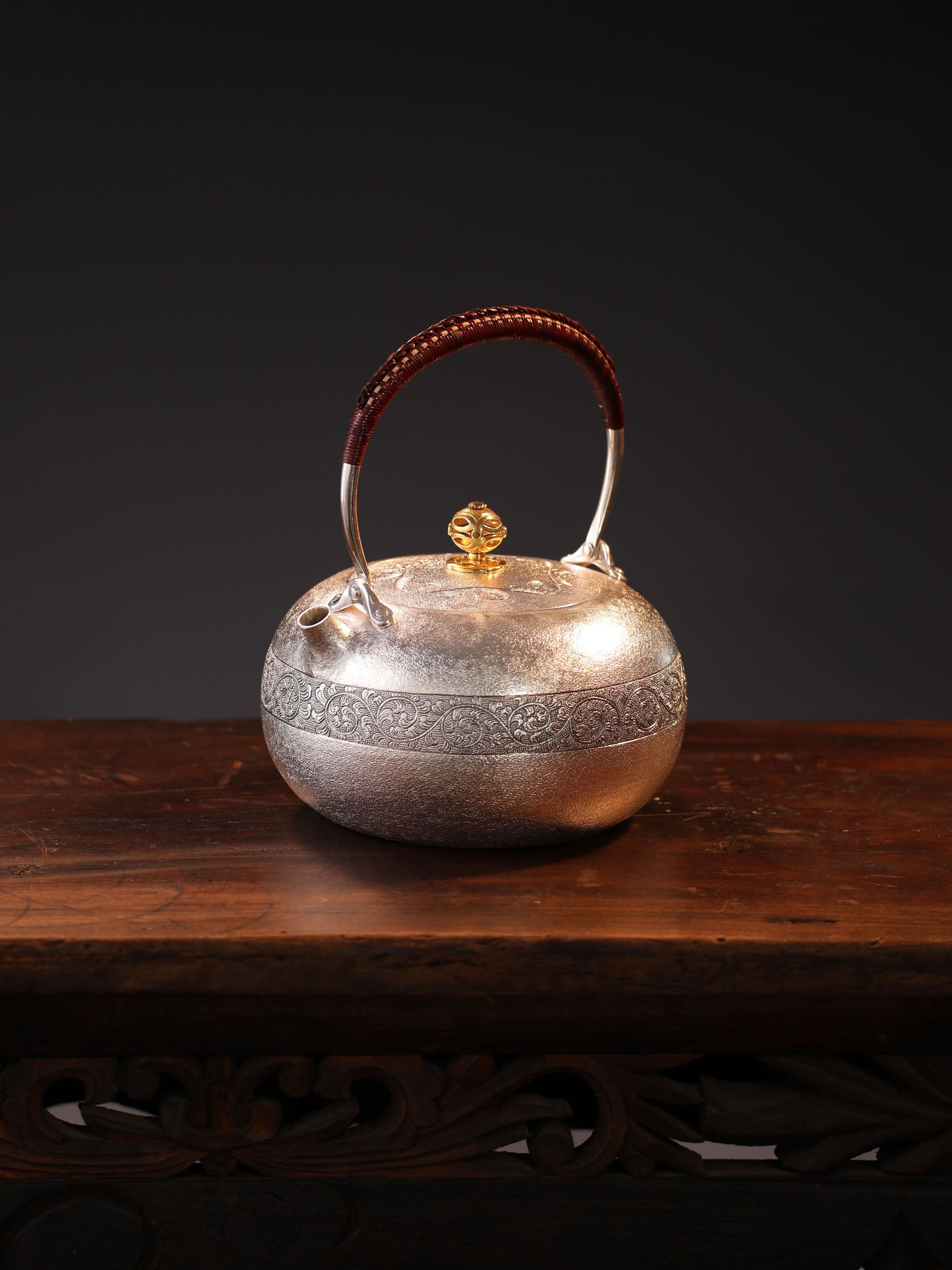 麻點唐草壺（純金鈕）