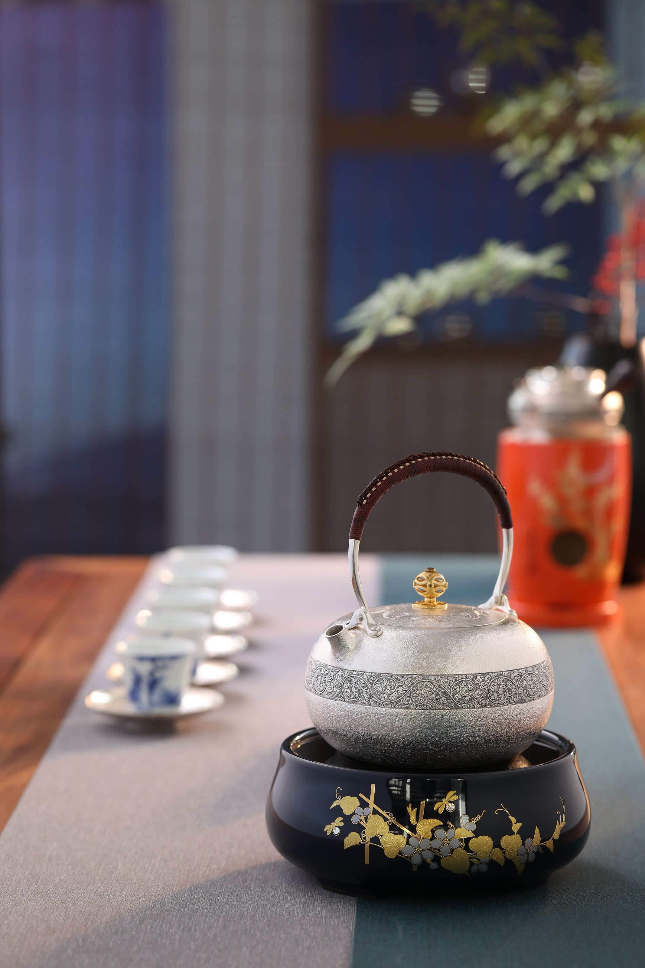 麻點唐草壺（純金鈕）