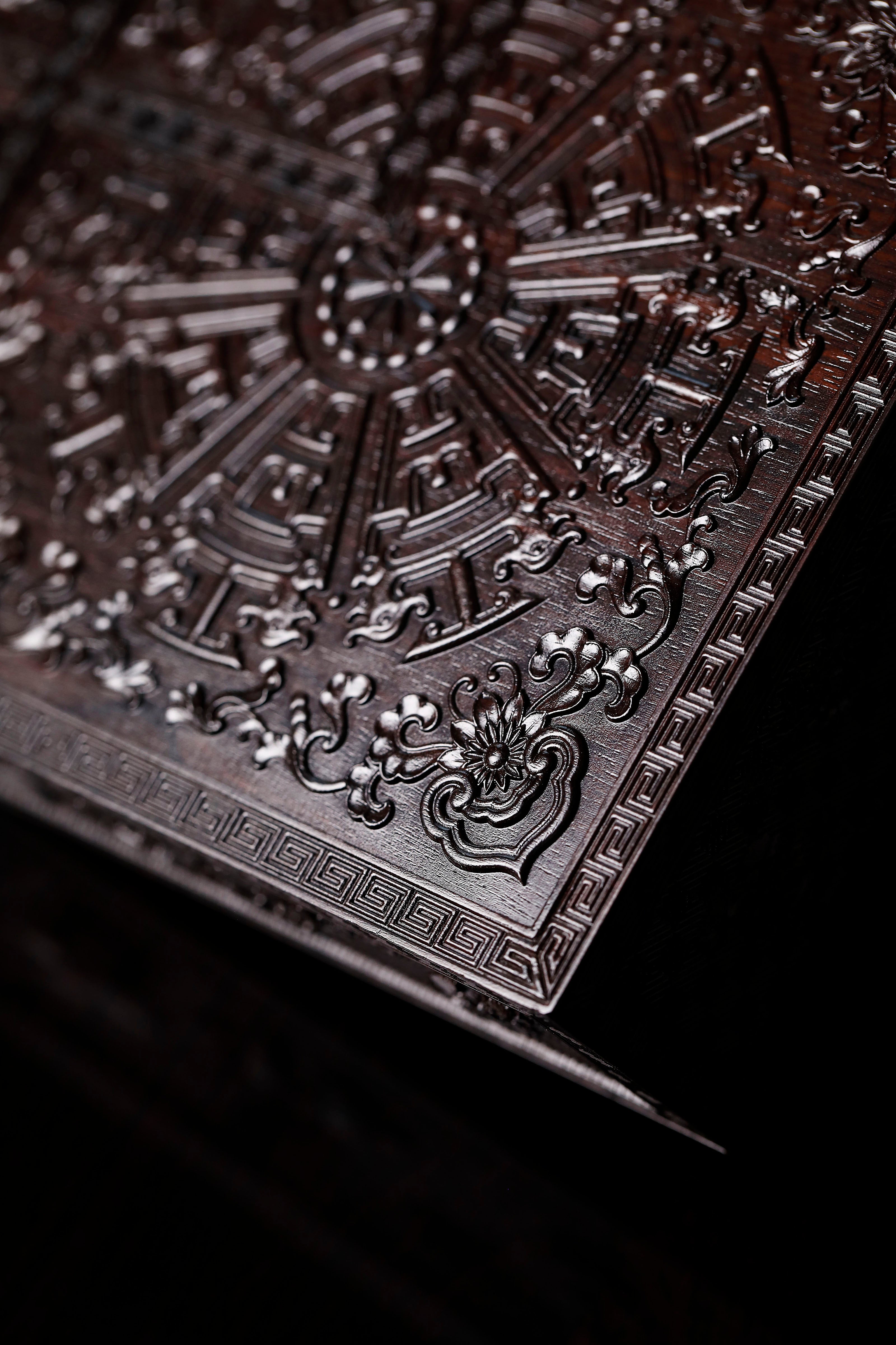 团花夔龙纹满雕方胜形四层盒