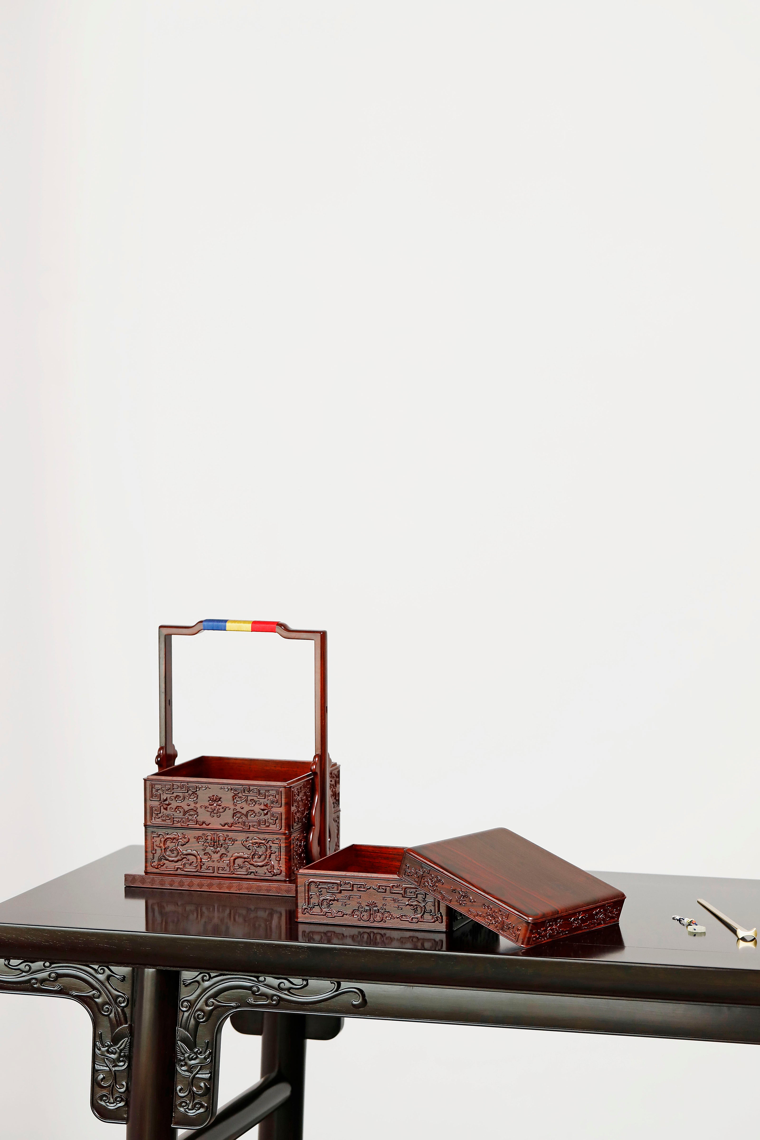 红酸枝雕夔龙凤鸟纹四方提盒