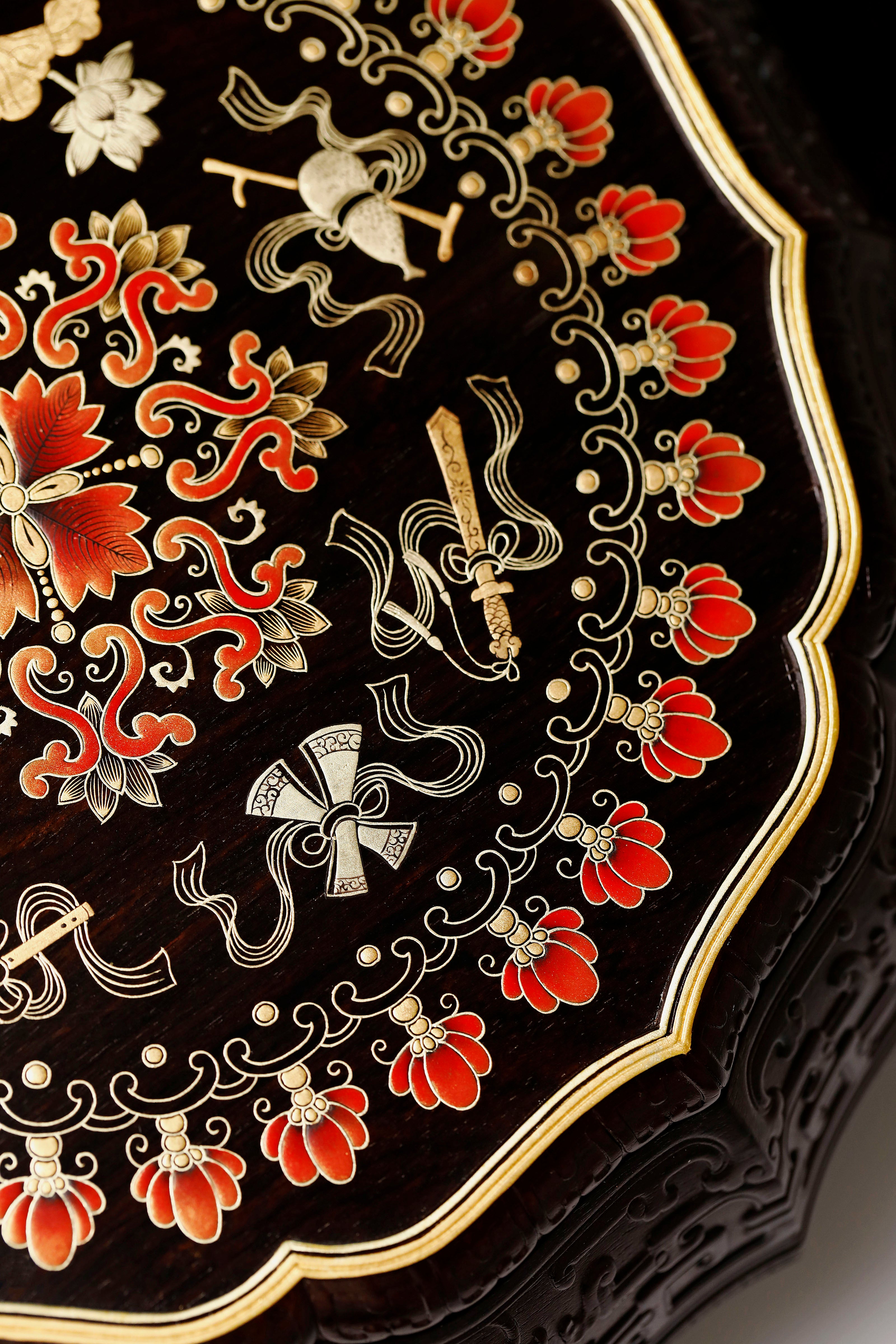 紫光檀描金暗八仙纹葵口十二角果盒