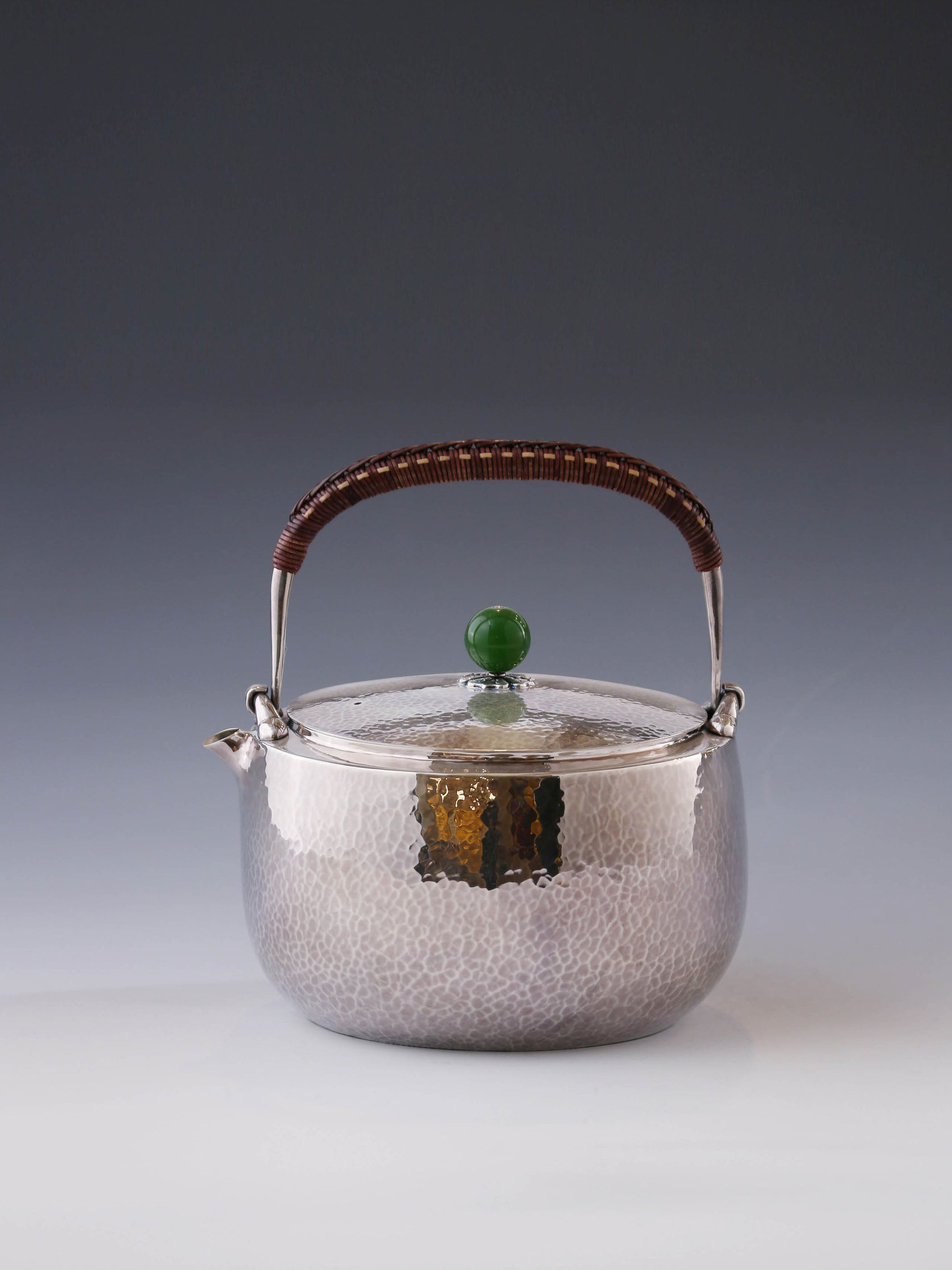 平領錘紋碧玉摘銀壺