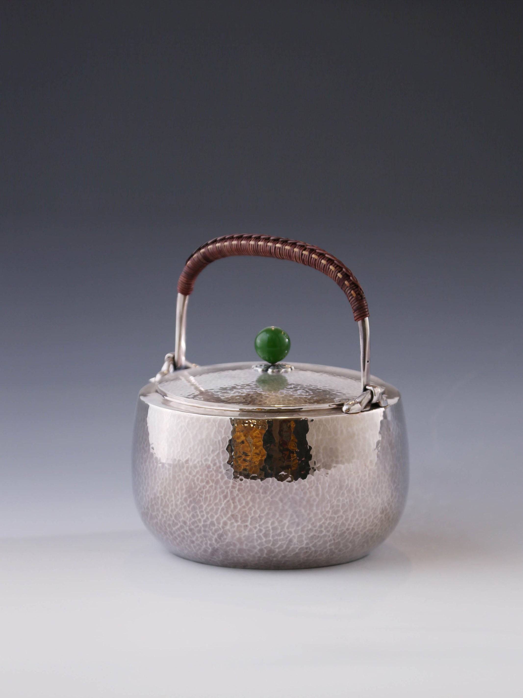 平領錘紋碧玉摘銀壺