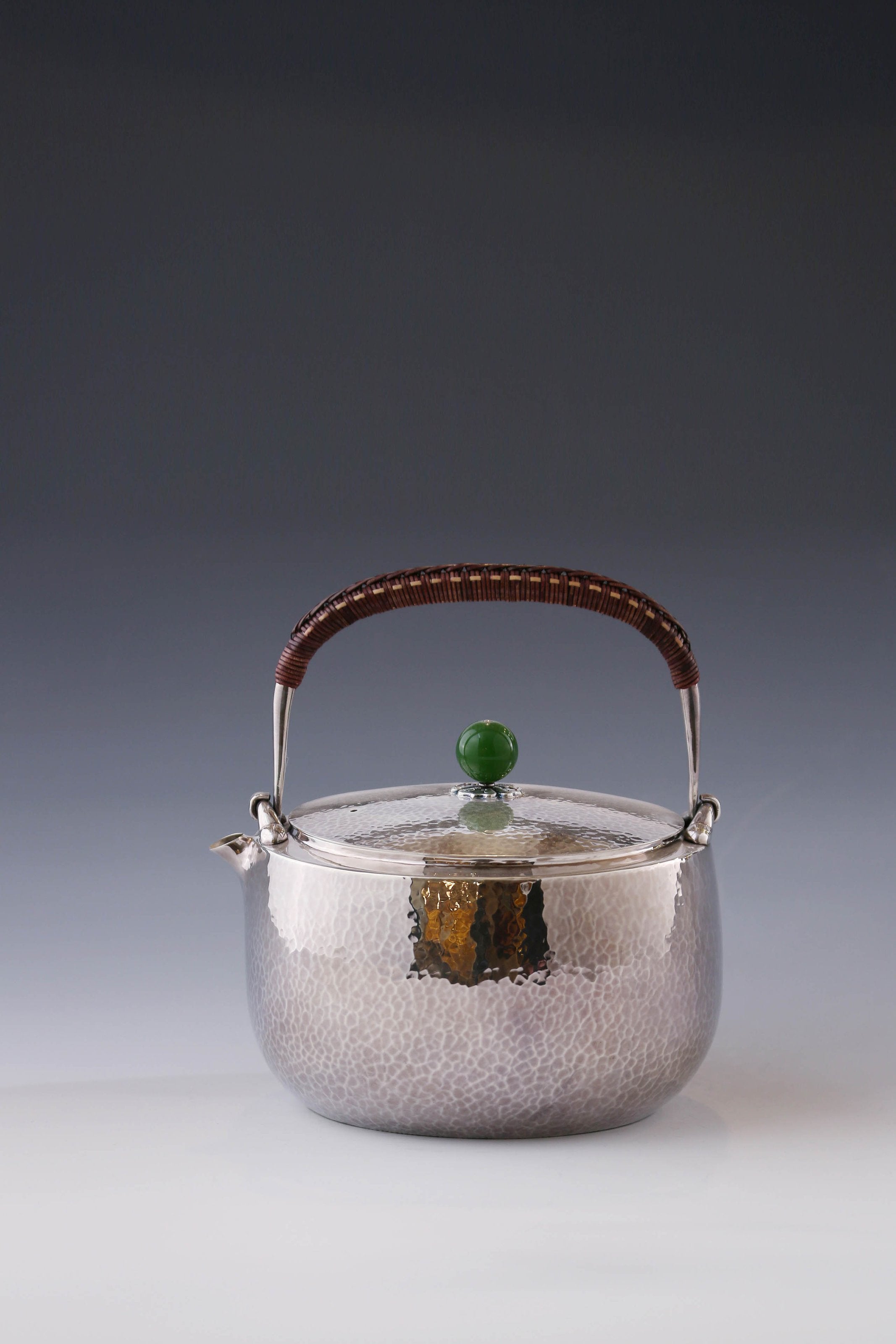 平领锤纹碧玉摘银壶