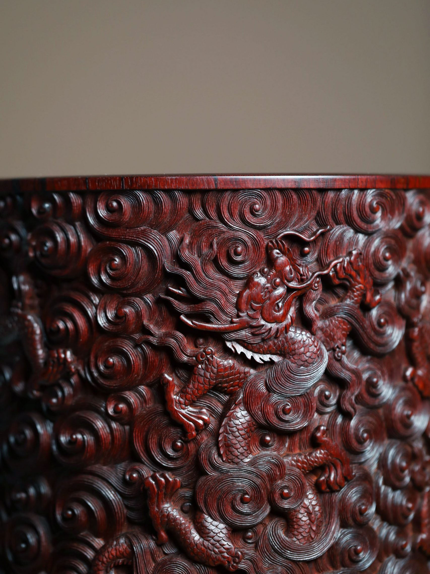 A large brush holder made of small-leaf sandalwood during the Qianlong period, with dragon carvings and official craftsmanship.