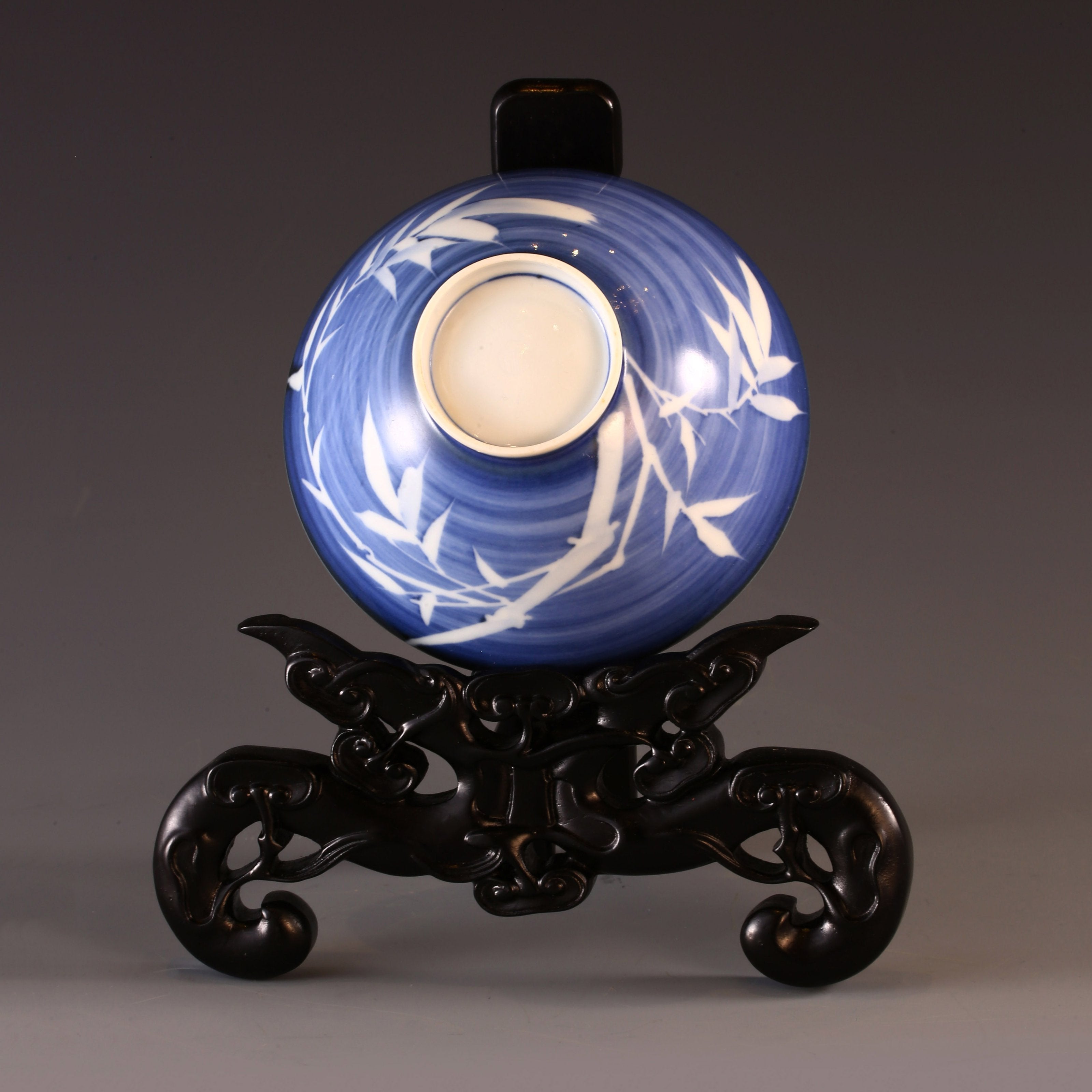 Blue and White Lidded Bowl with Bamboo Motif Symbolizing Noble Integrity