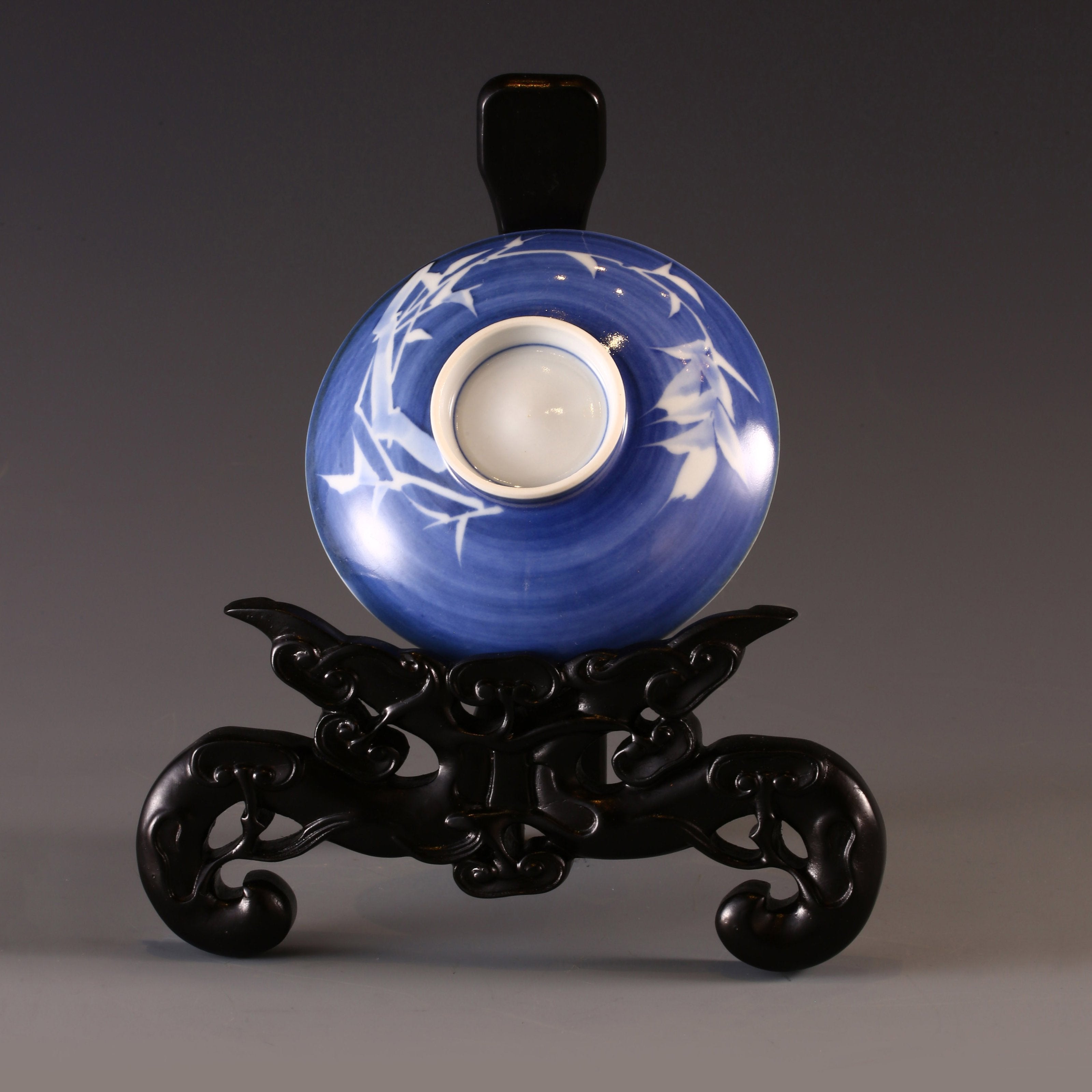 Blue and White Lidded Bowl with Bamboo Motif Symbolizing Noble Integrity