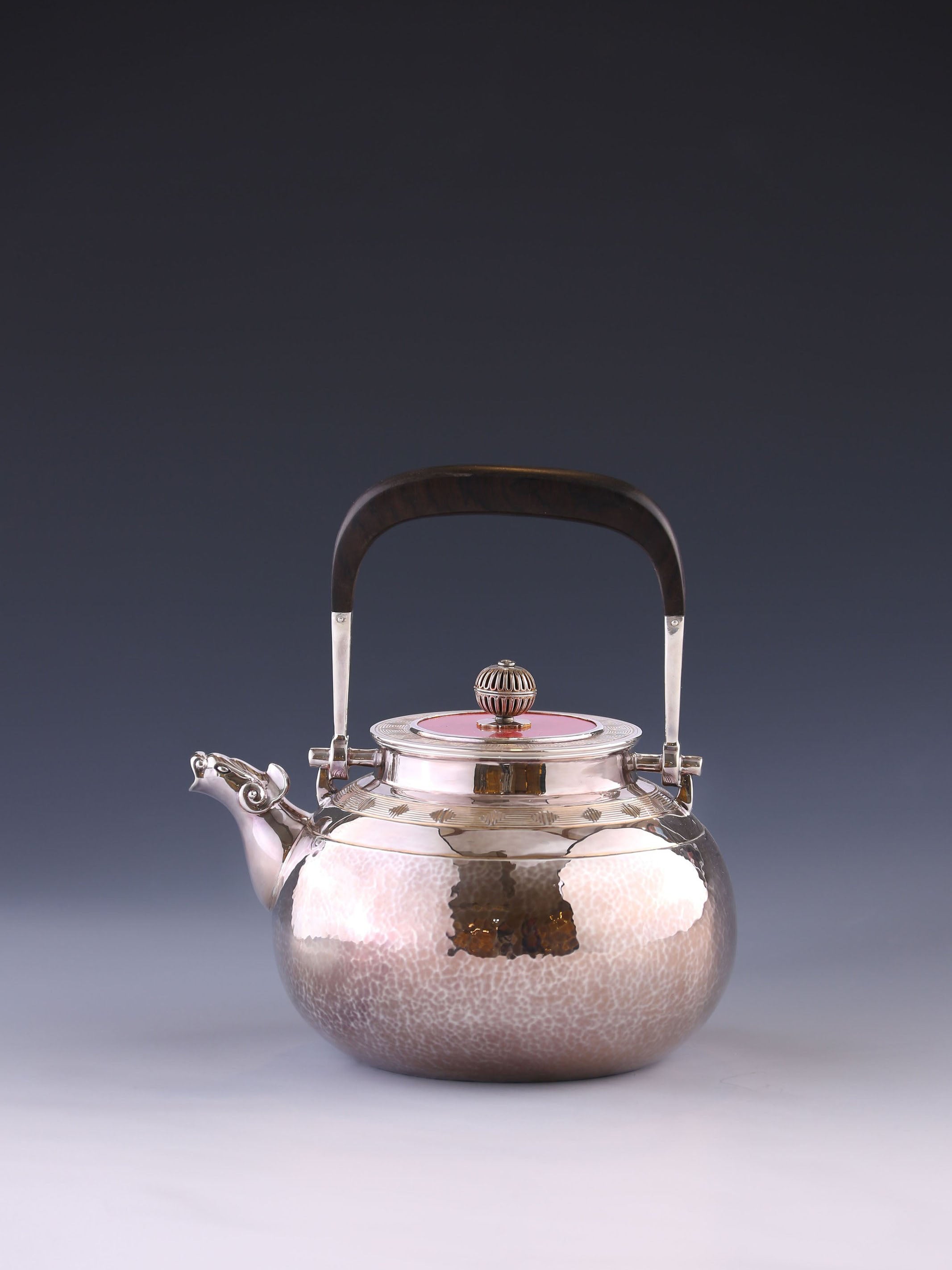 瑞獸雲雷紋銀壺