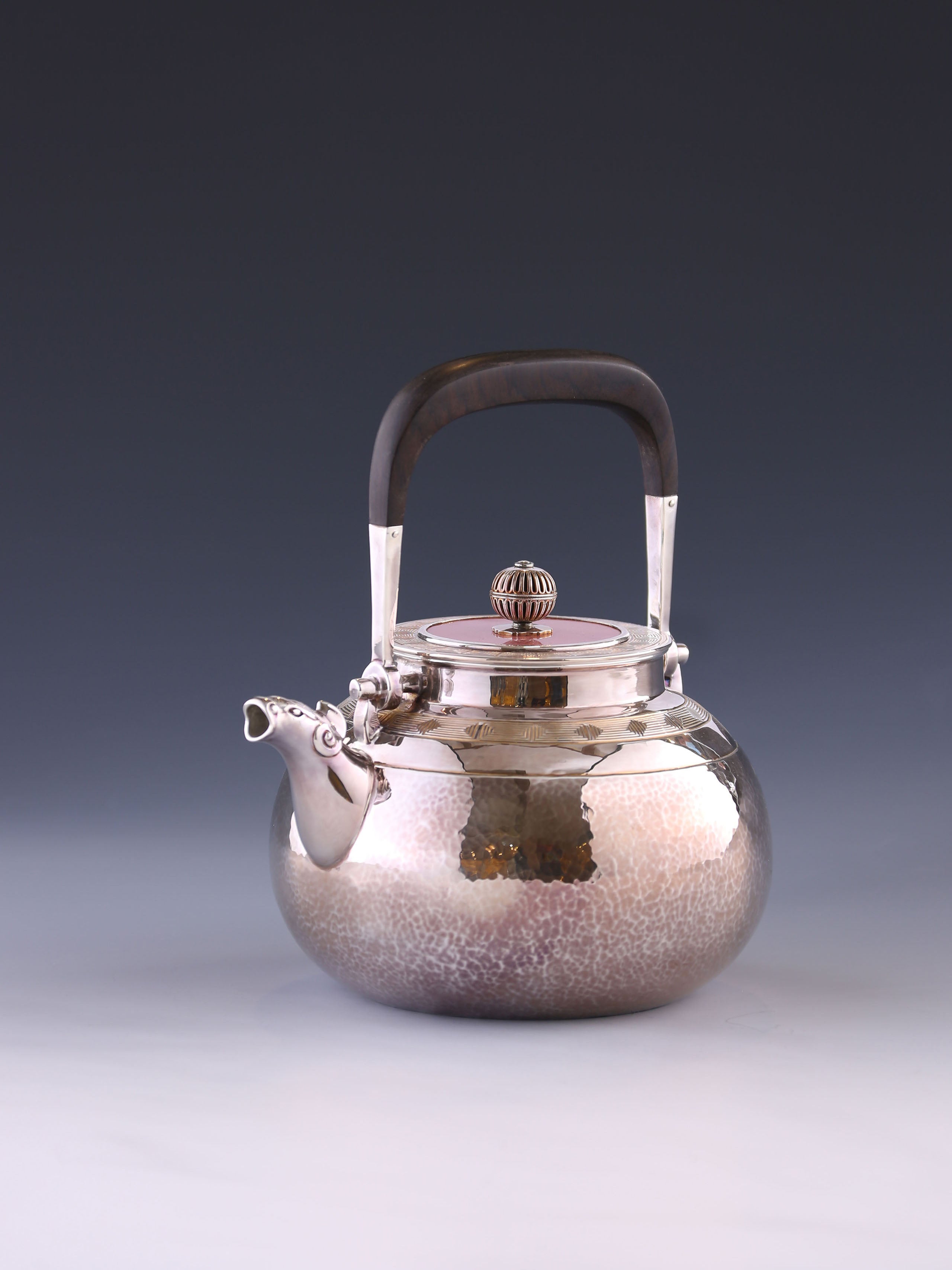 瑞獸雲雷紋銀壺