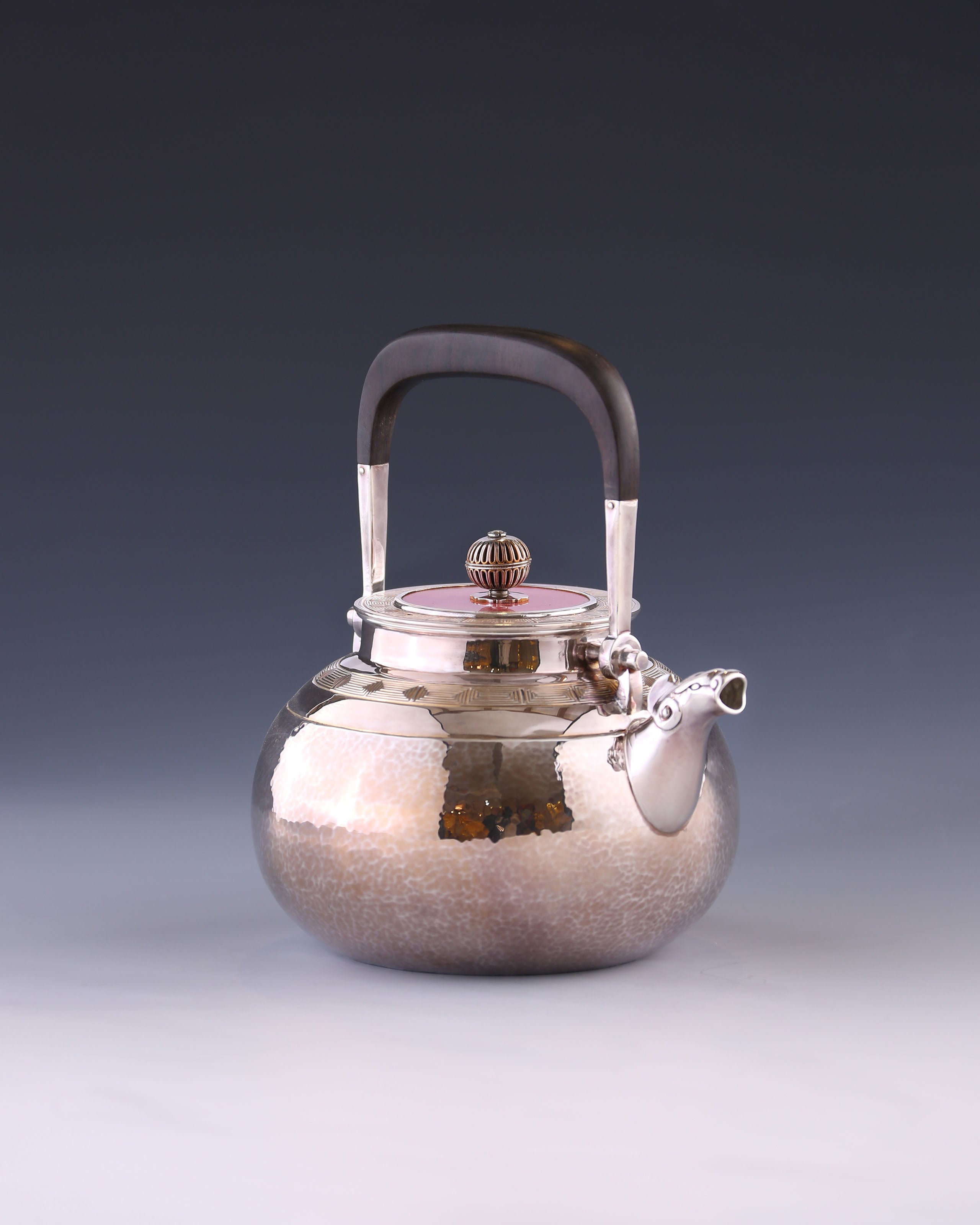 瑞獸雲雷紋銀壺