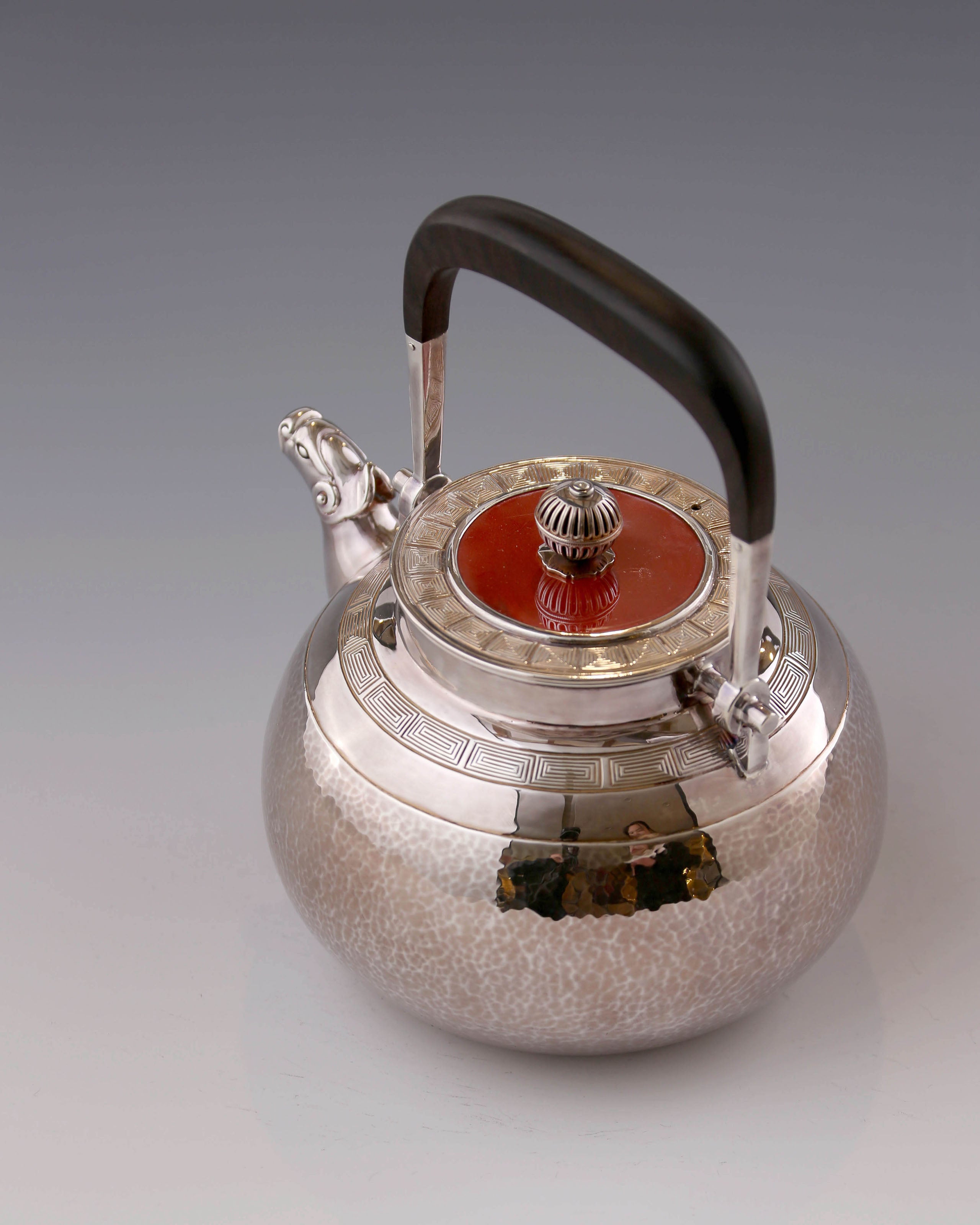 瑞獸雲雷紋銀壺