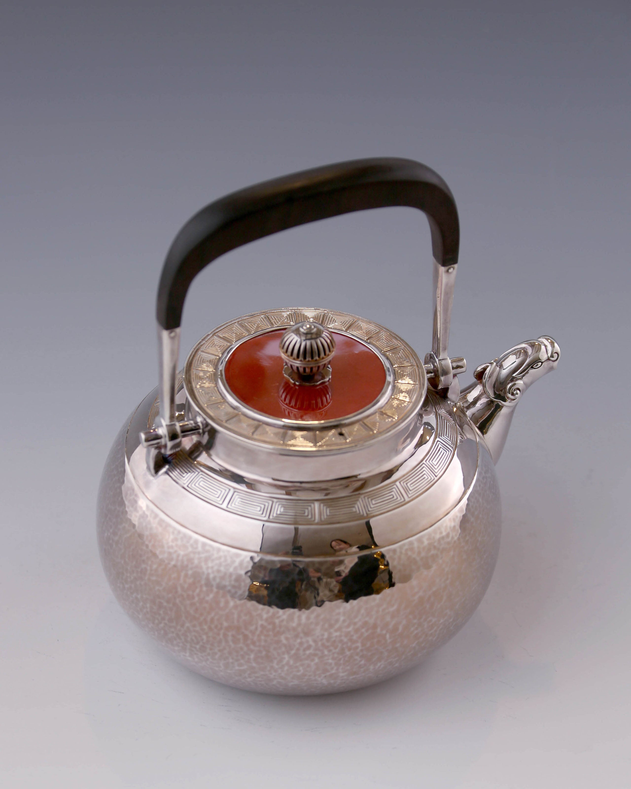 瑞獸雲雷紋銀壺