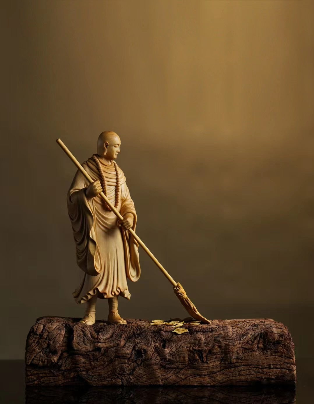 黄杨木雕扫地僧