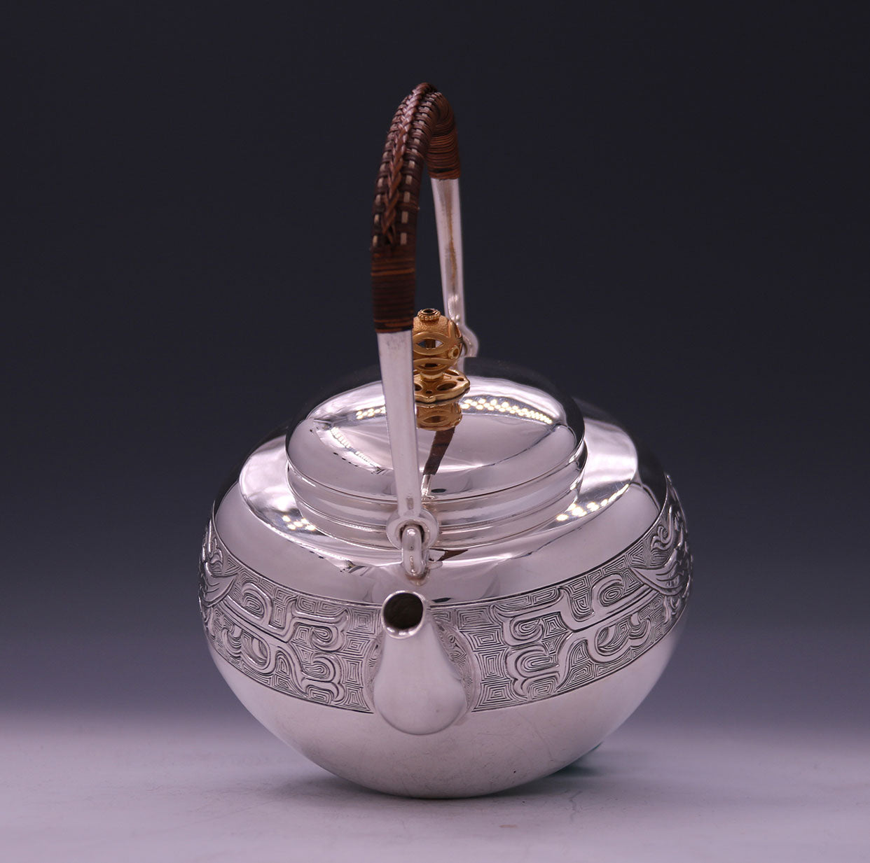 纯金钮神凤银壶