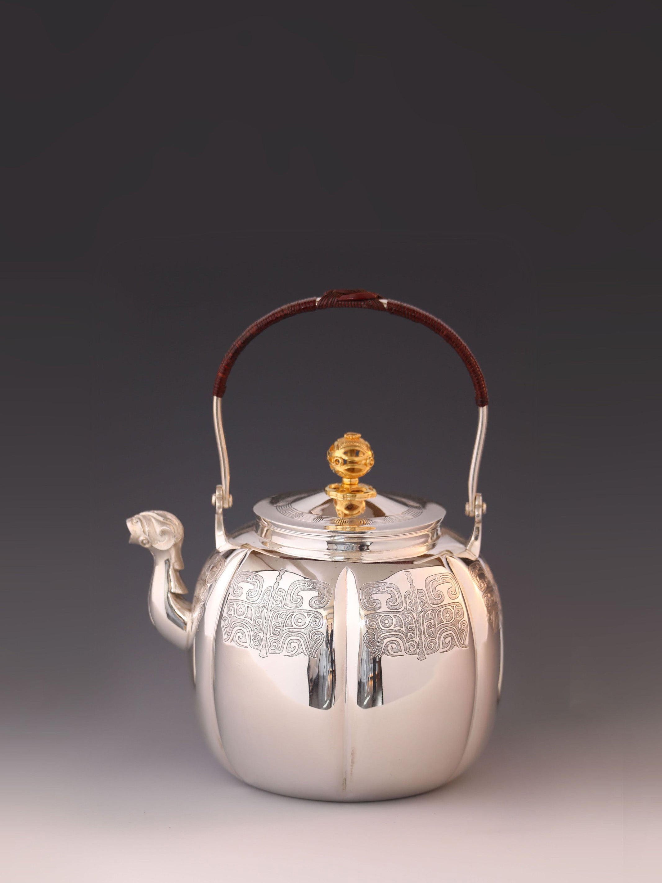 饕餮紋金摘獸口布袋壺（純金鈕）