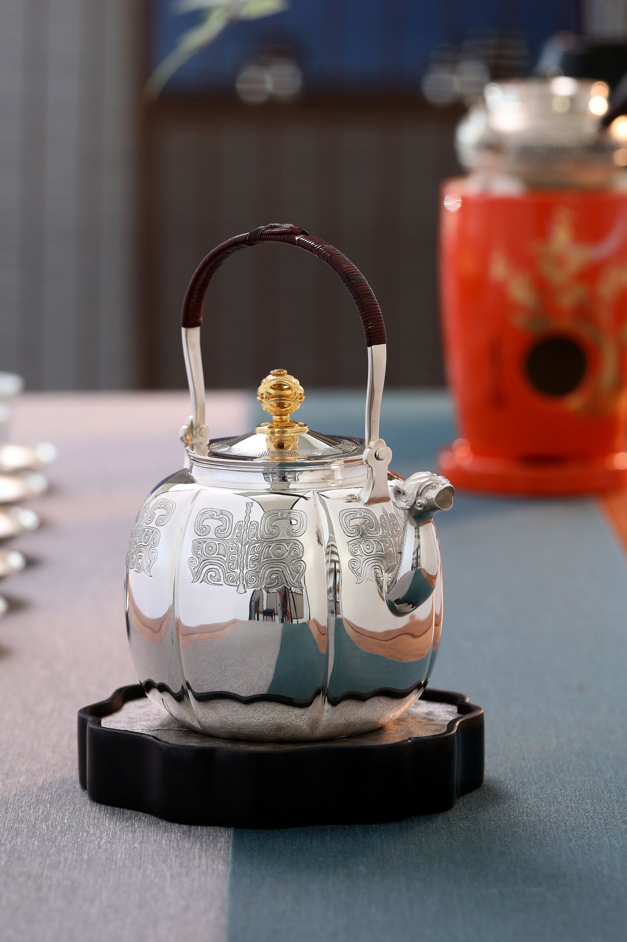 饕餮紋金摘獸口布袋壺（純金鈕）