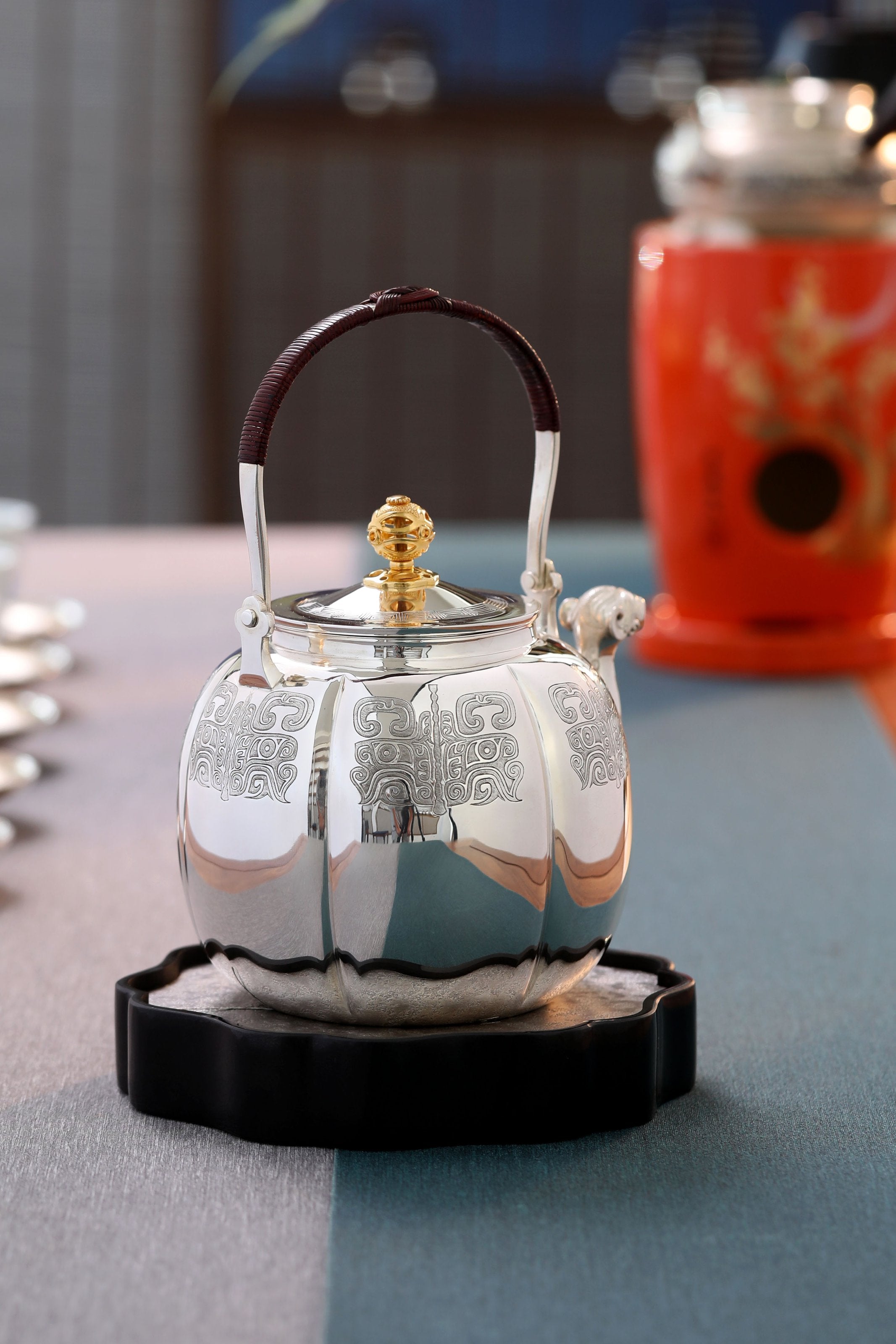 饕餮紋金摘獸口布袋壺（純金鈕）