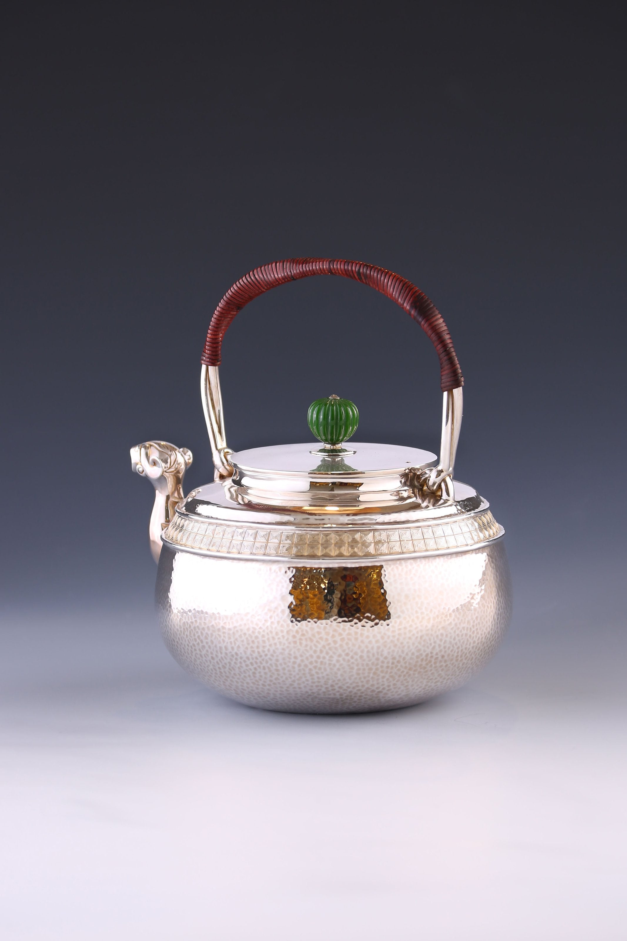 獸口雙腰線迴紋銀壺