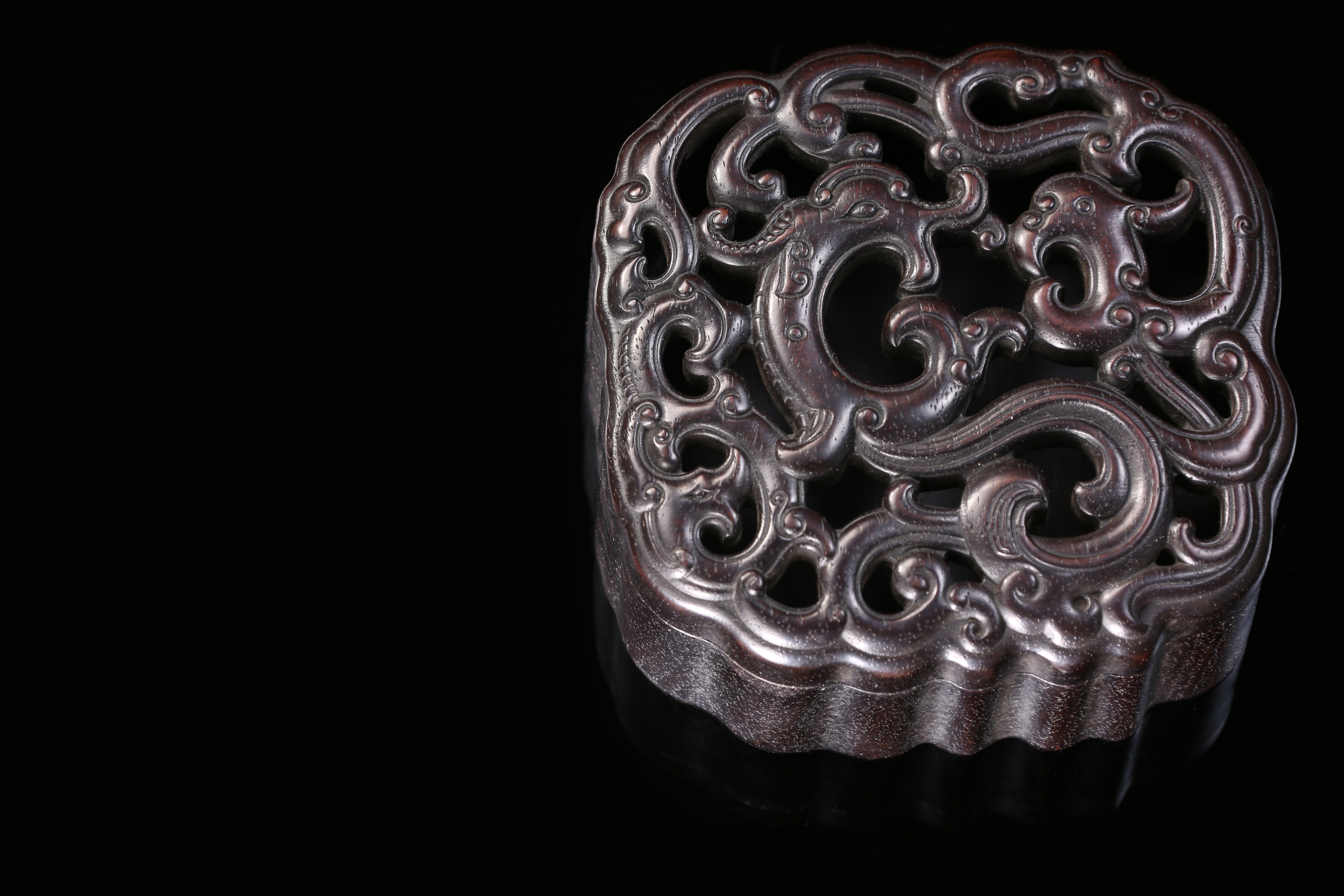 螭龙纹透雕香薰盒