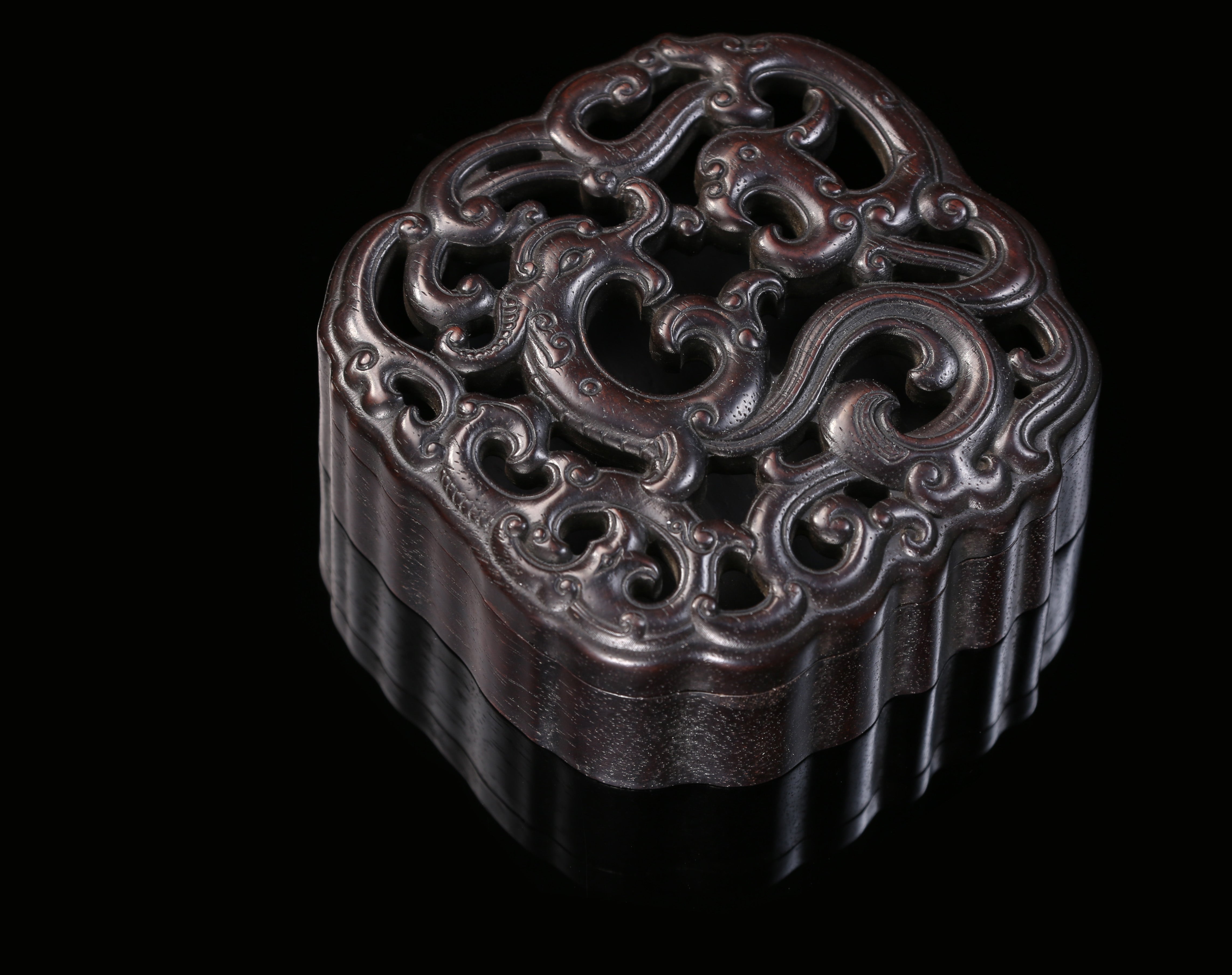 螭龙纹透雕香薰盒