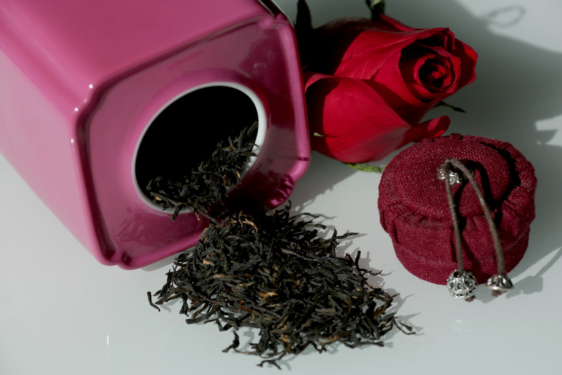 四方云头胭脂罐