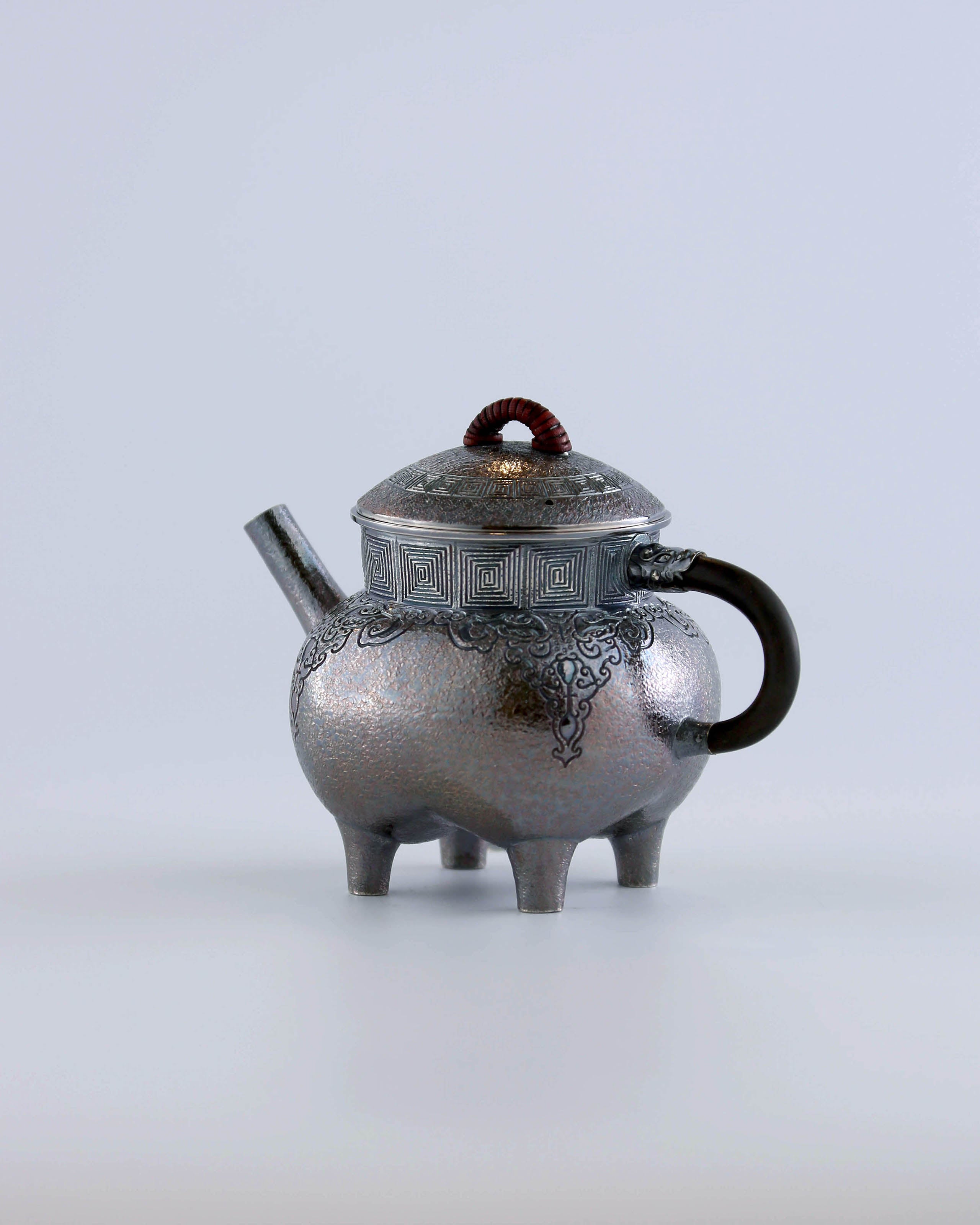 四足盉龙纹银壶