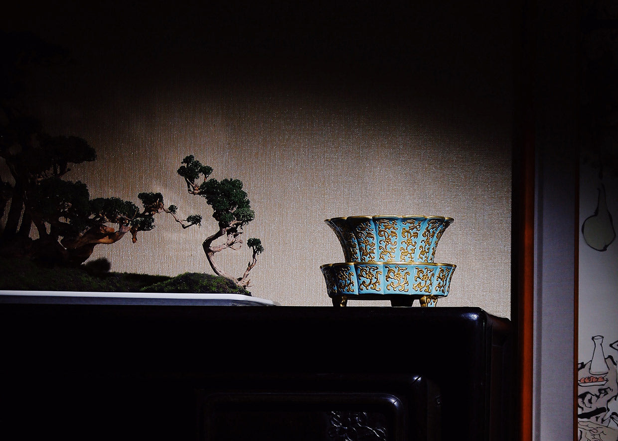 复刻乾隆松石绿地金彩缠枝苜蓿纹花口盆带托