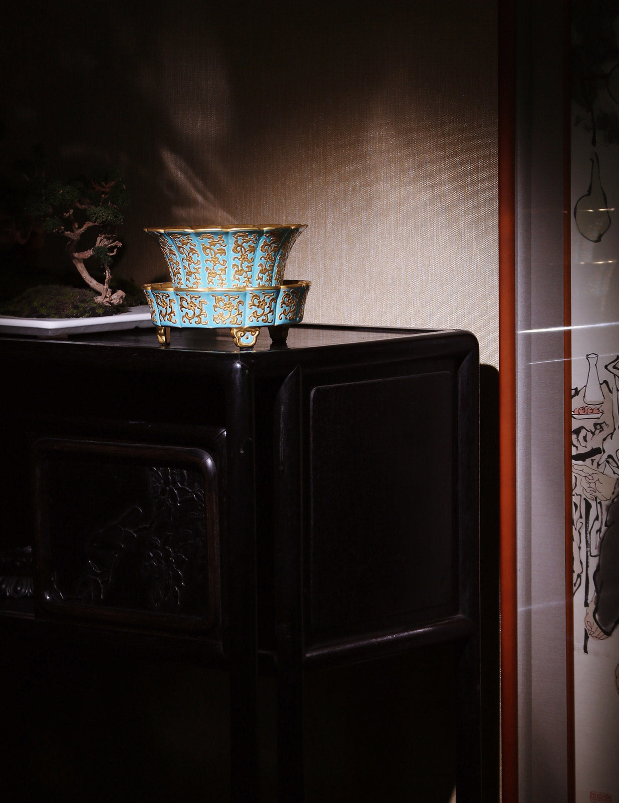 复刻乾隆松石绿地金彩缠枝苜蓿纹花口盆带托