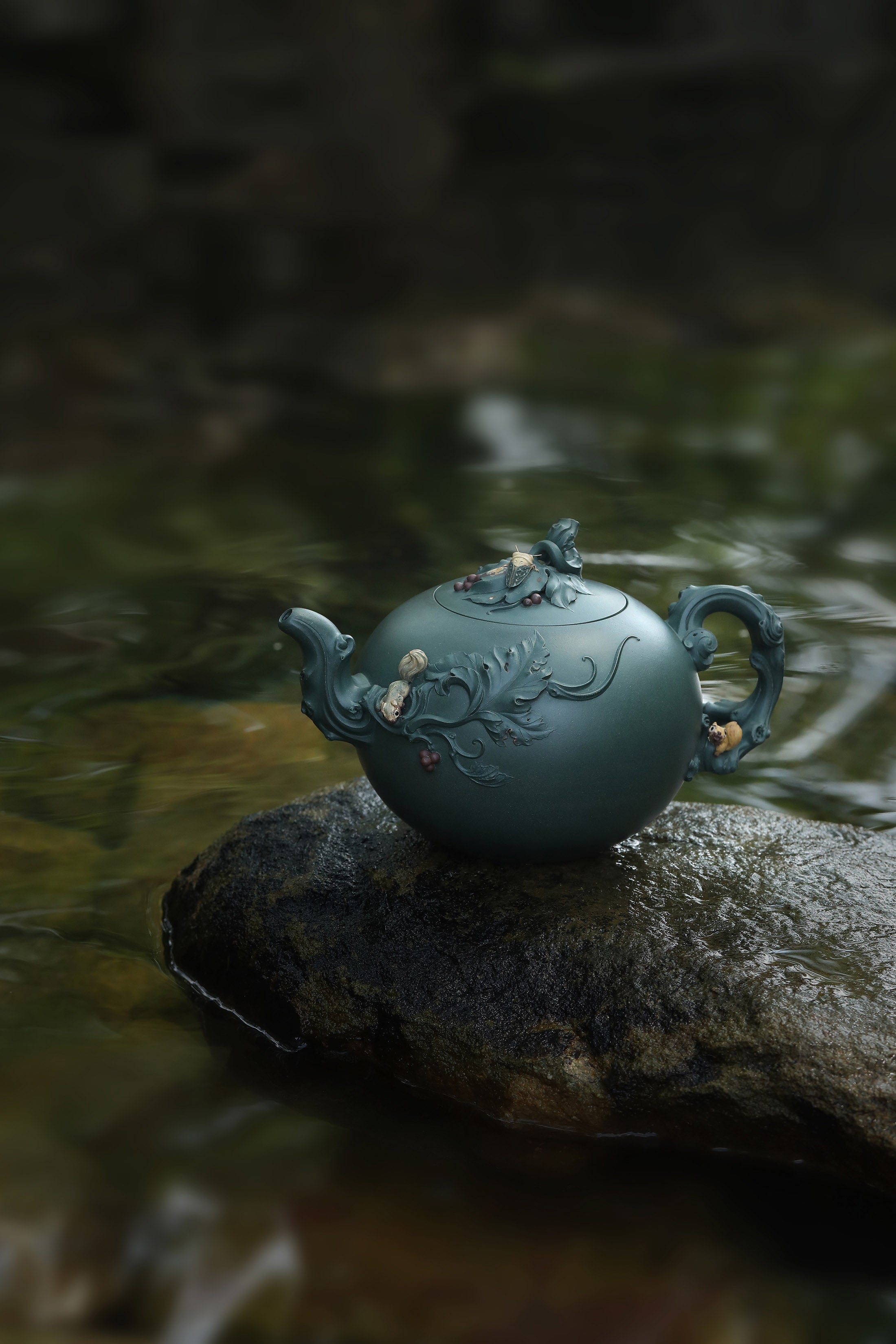 尹旭峰段泥松鼠葡萄壶