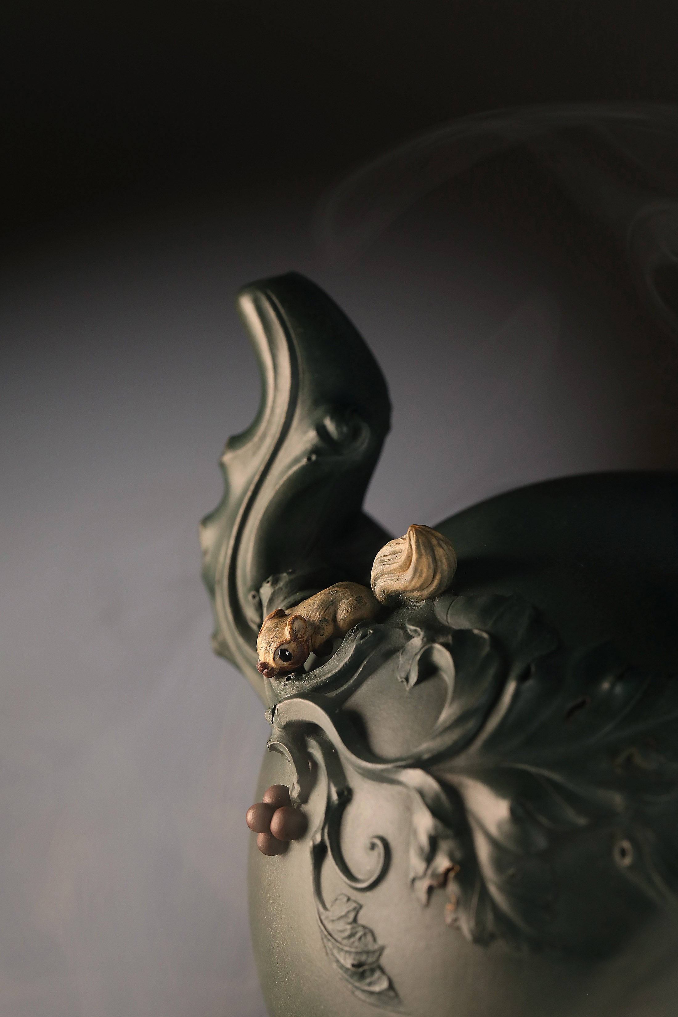 尹旭峰段泥松鼠葡萄壶