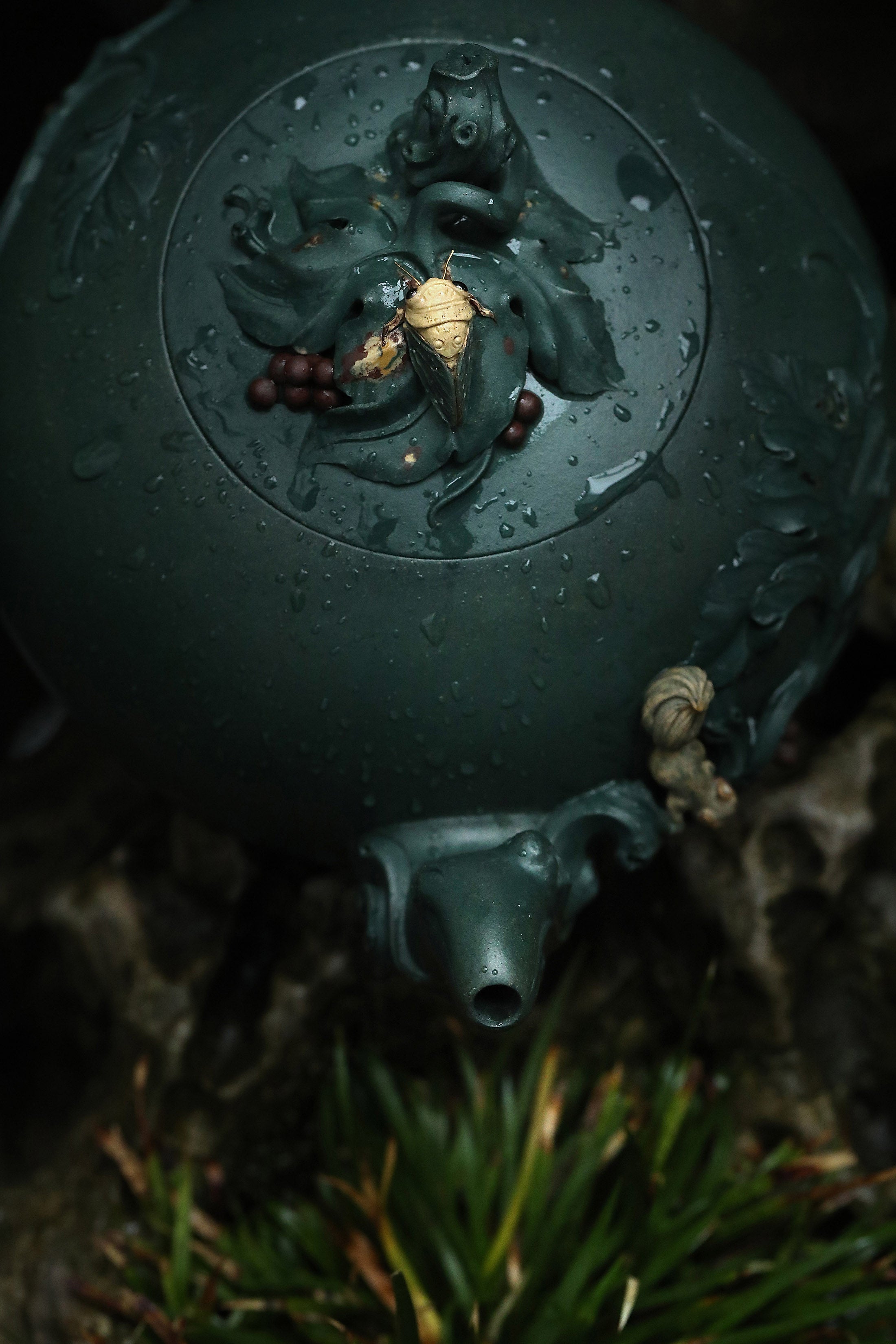 尹旭峰段泥松鼠葡萄壶