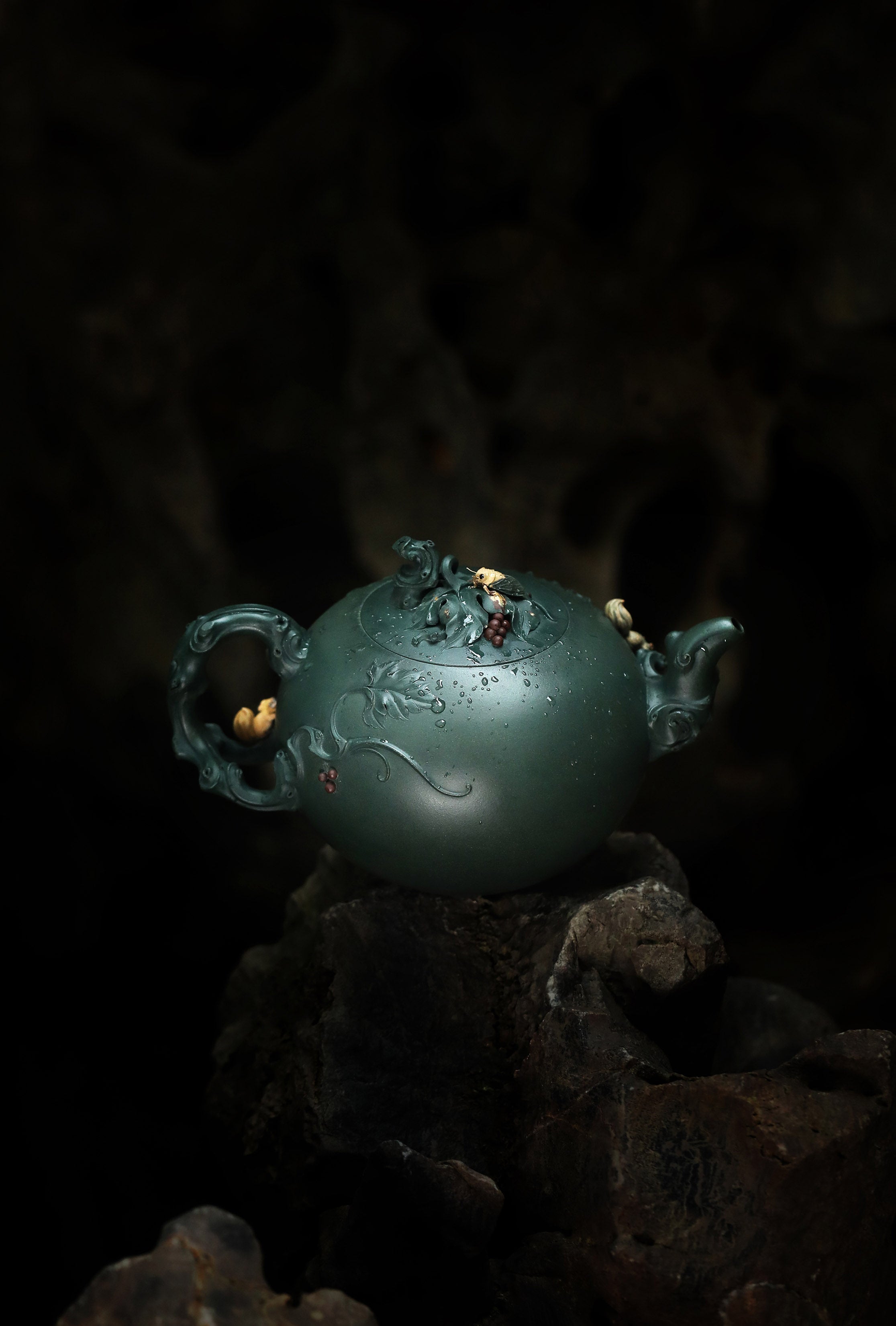 尹旭峰段泥松鼠葡萄壶