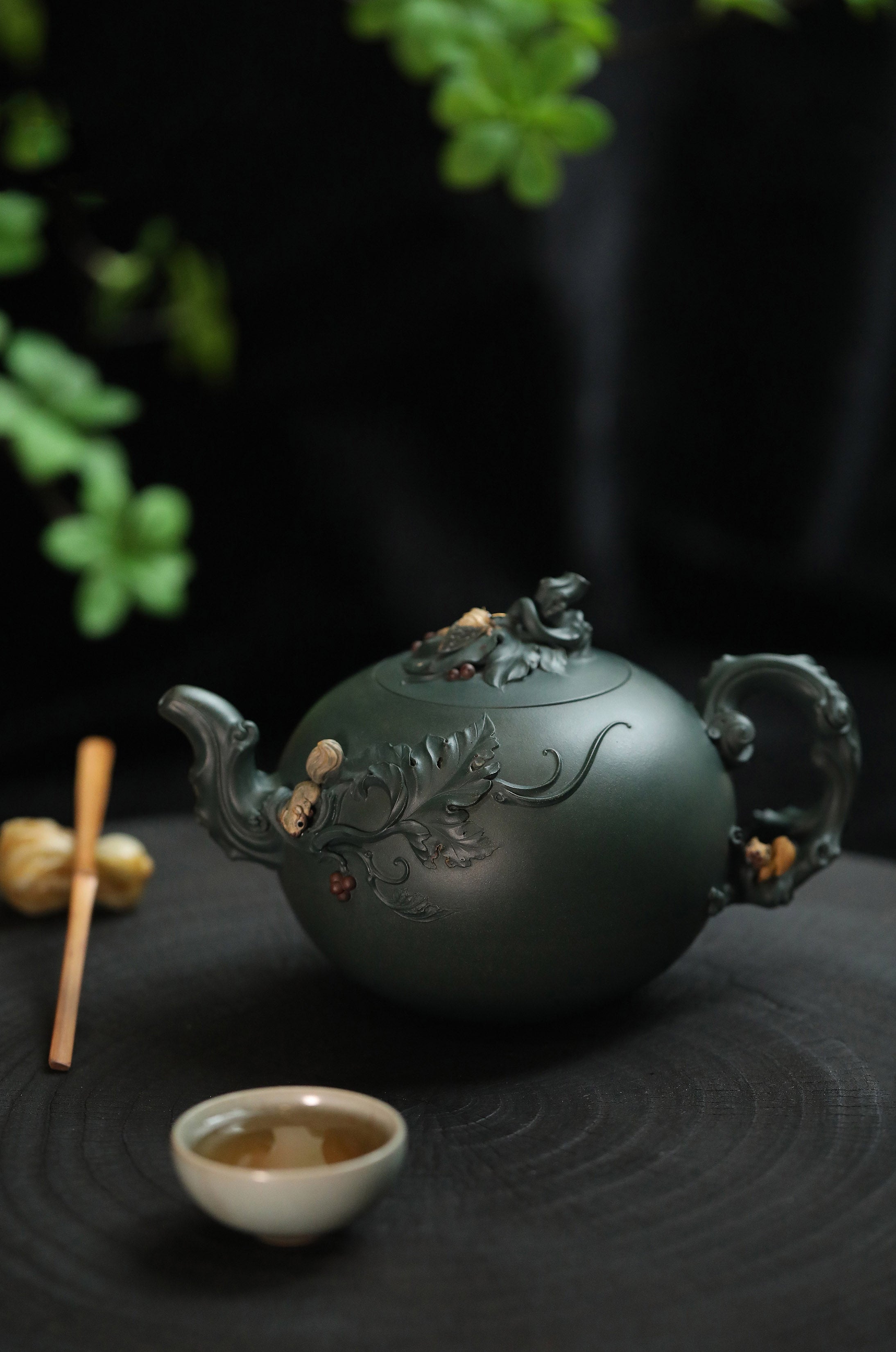 尹旭峰段泥松鼠葡萄壶