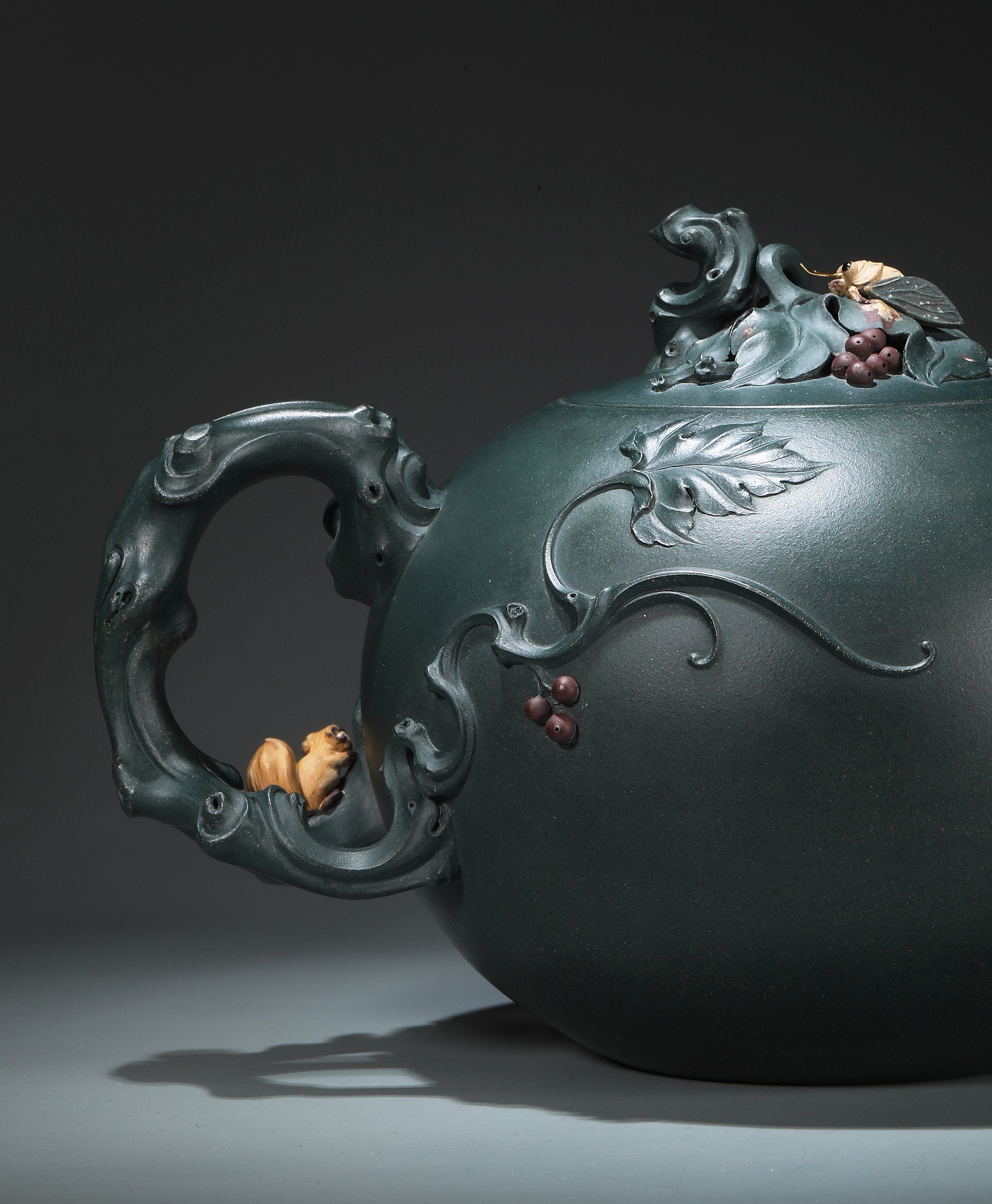 尹旭峰段泥松鼠葡萄壶