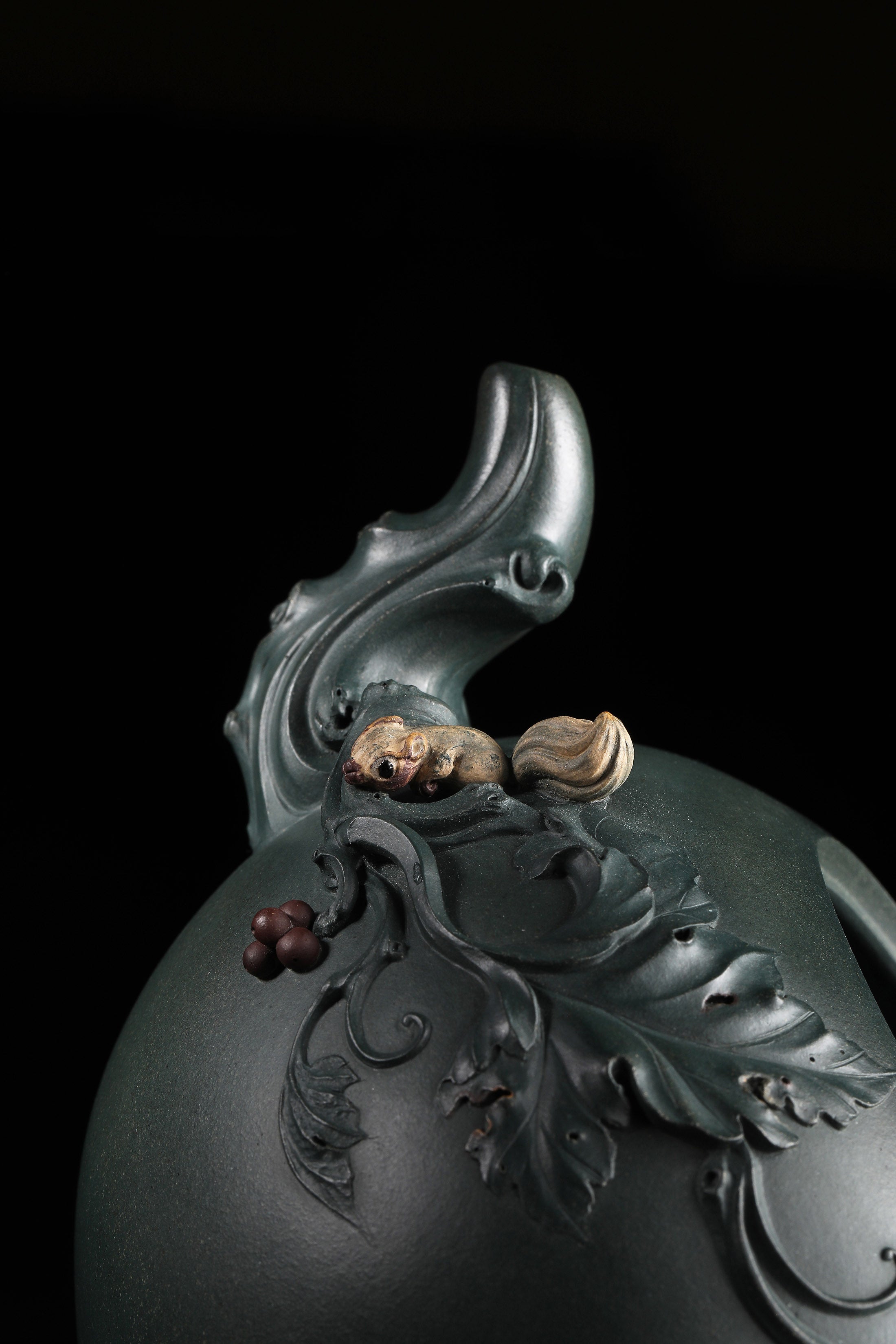 尹旭峰段泥松鼠葡萄壶