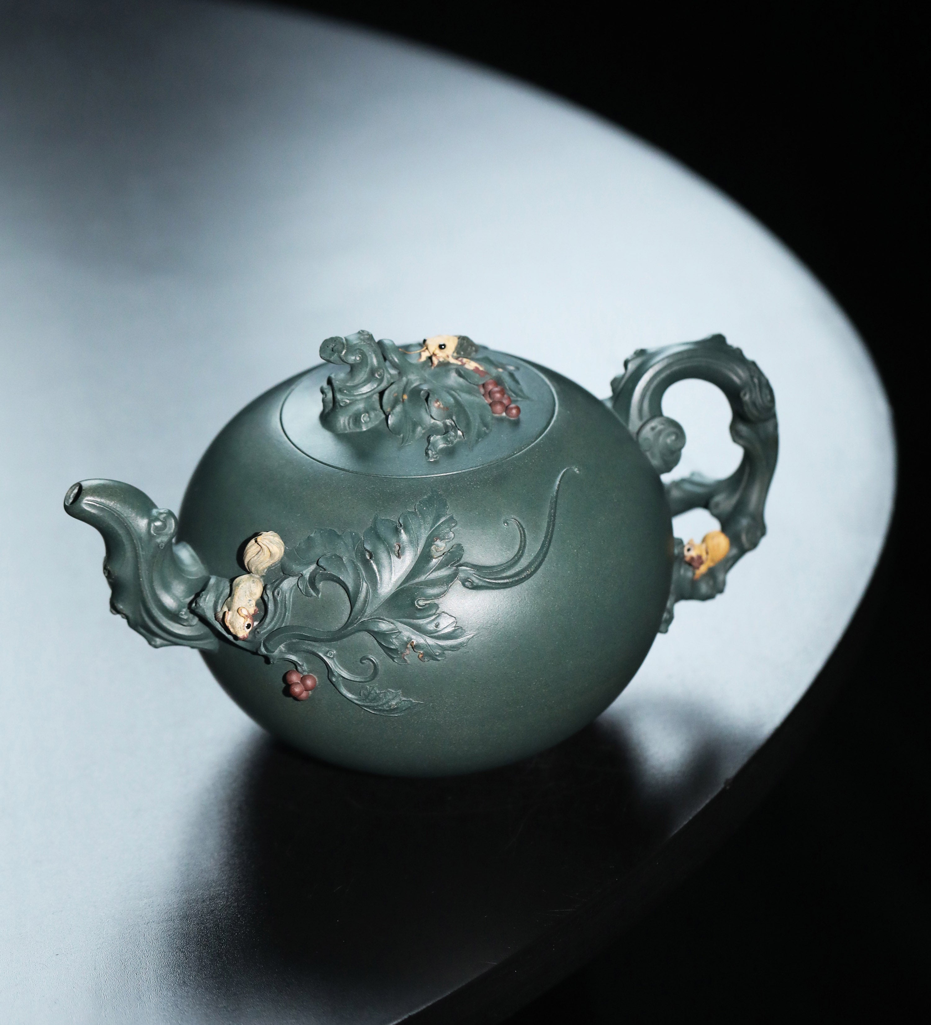 尹旭峰段泥松鼠葡萄壶