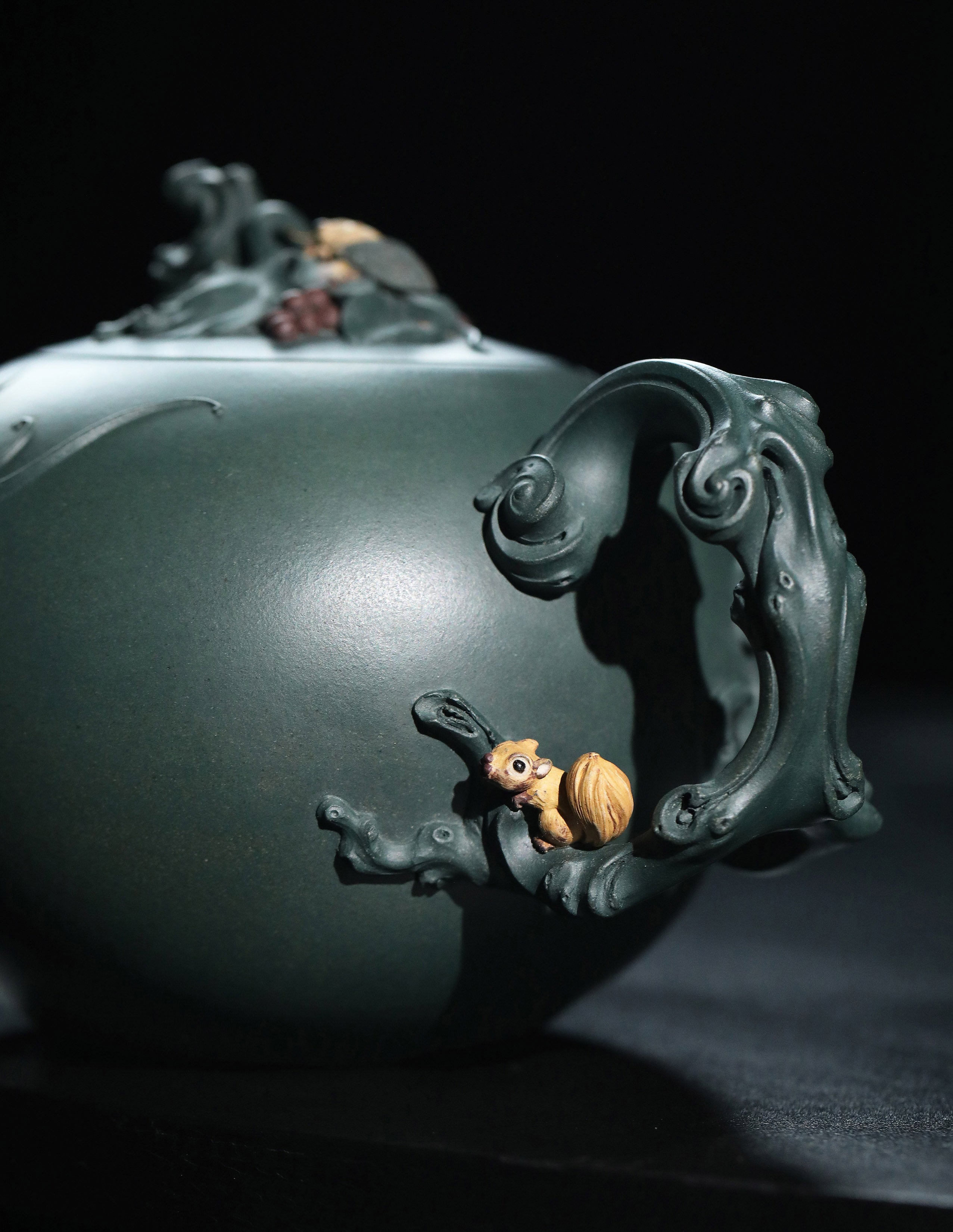 尹旭峰段泥松鼠葡萄壶