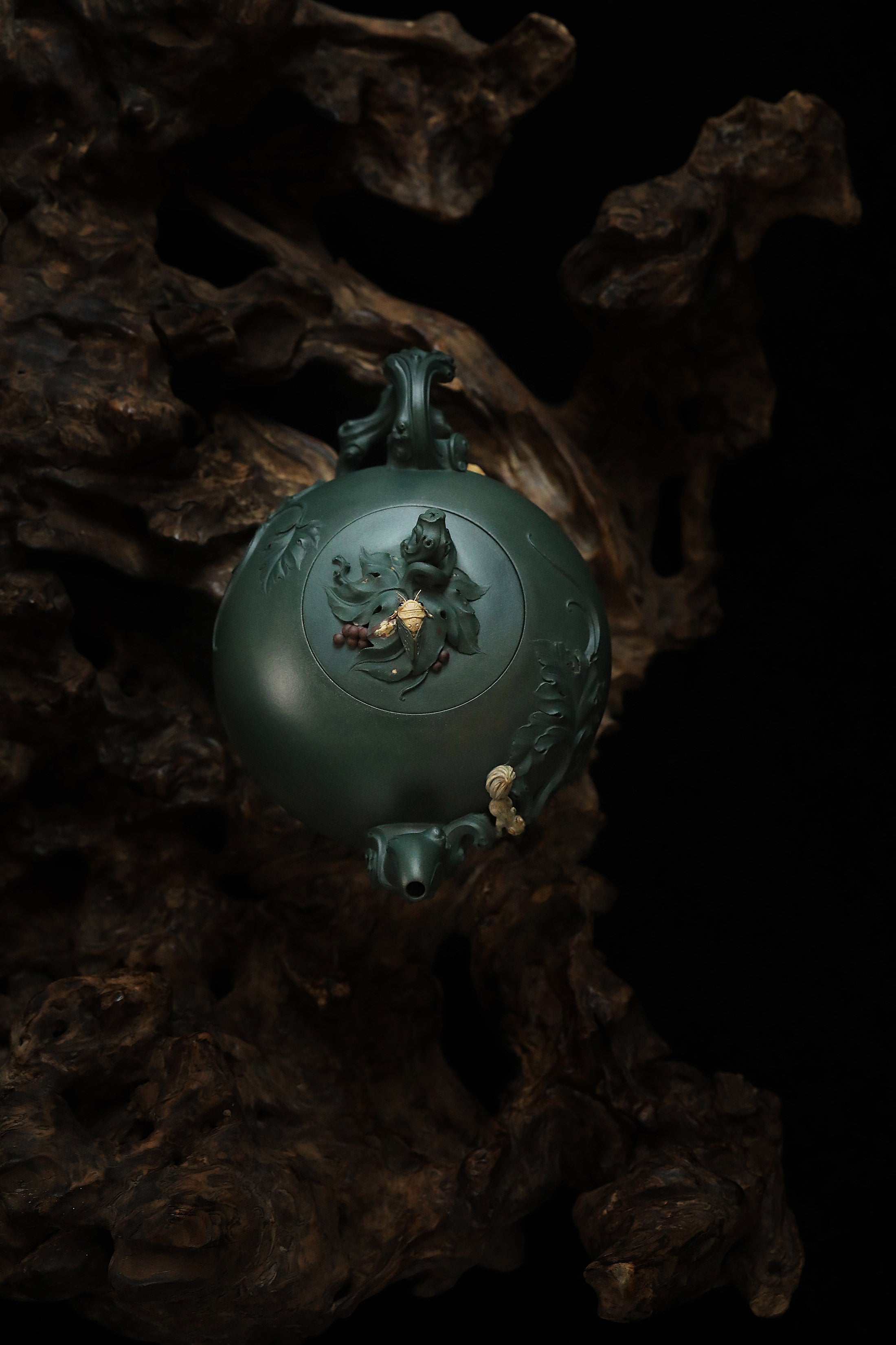 尹旭峰段泥松鼠葡萄壶