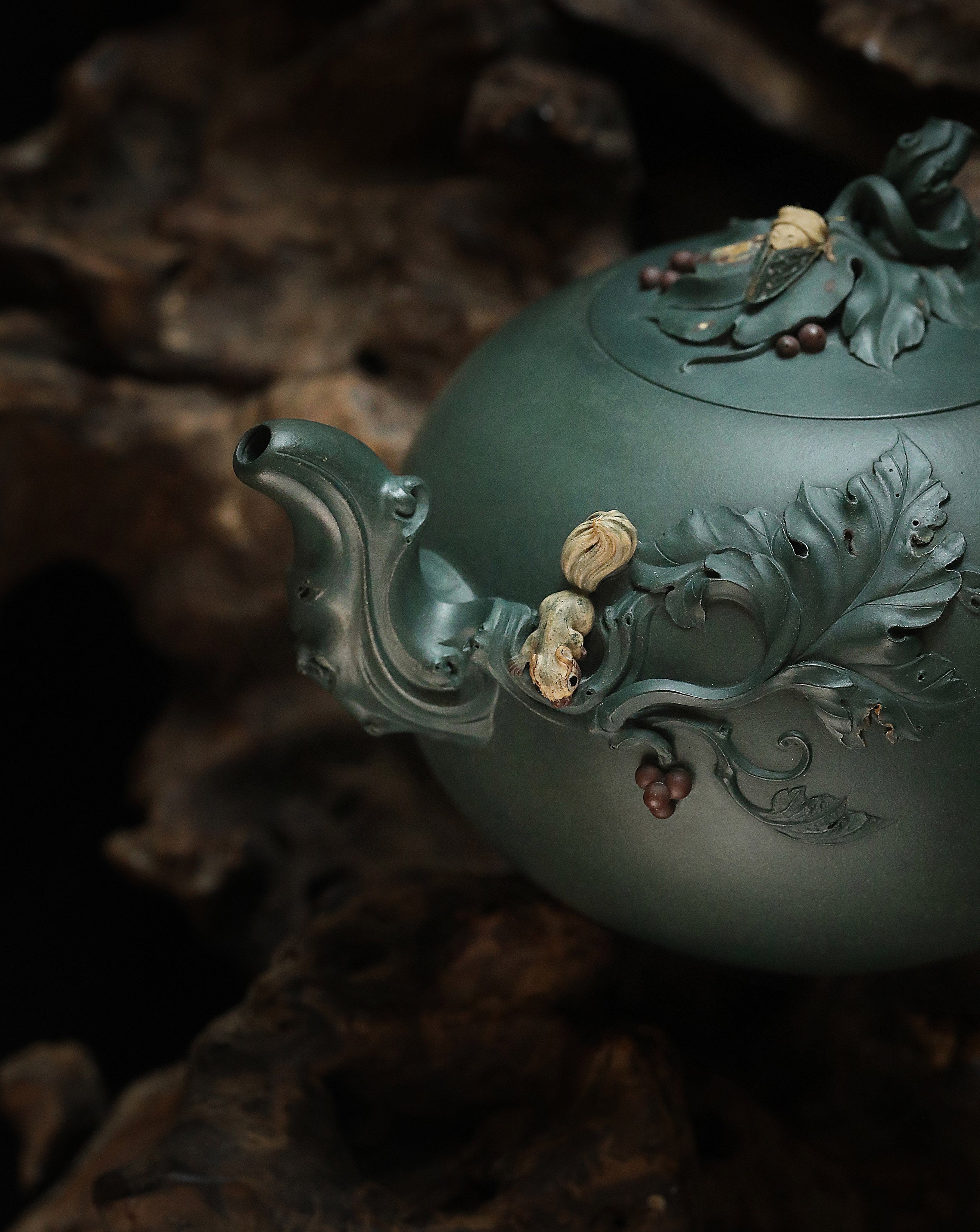 尹旭峰段泥松鼠葡萄壶