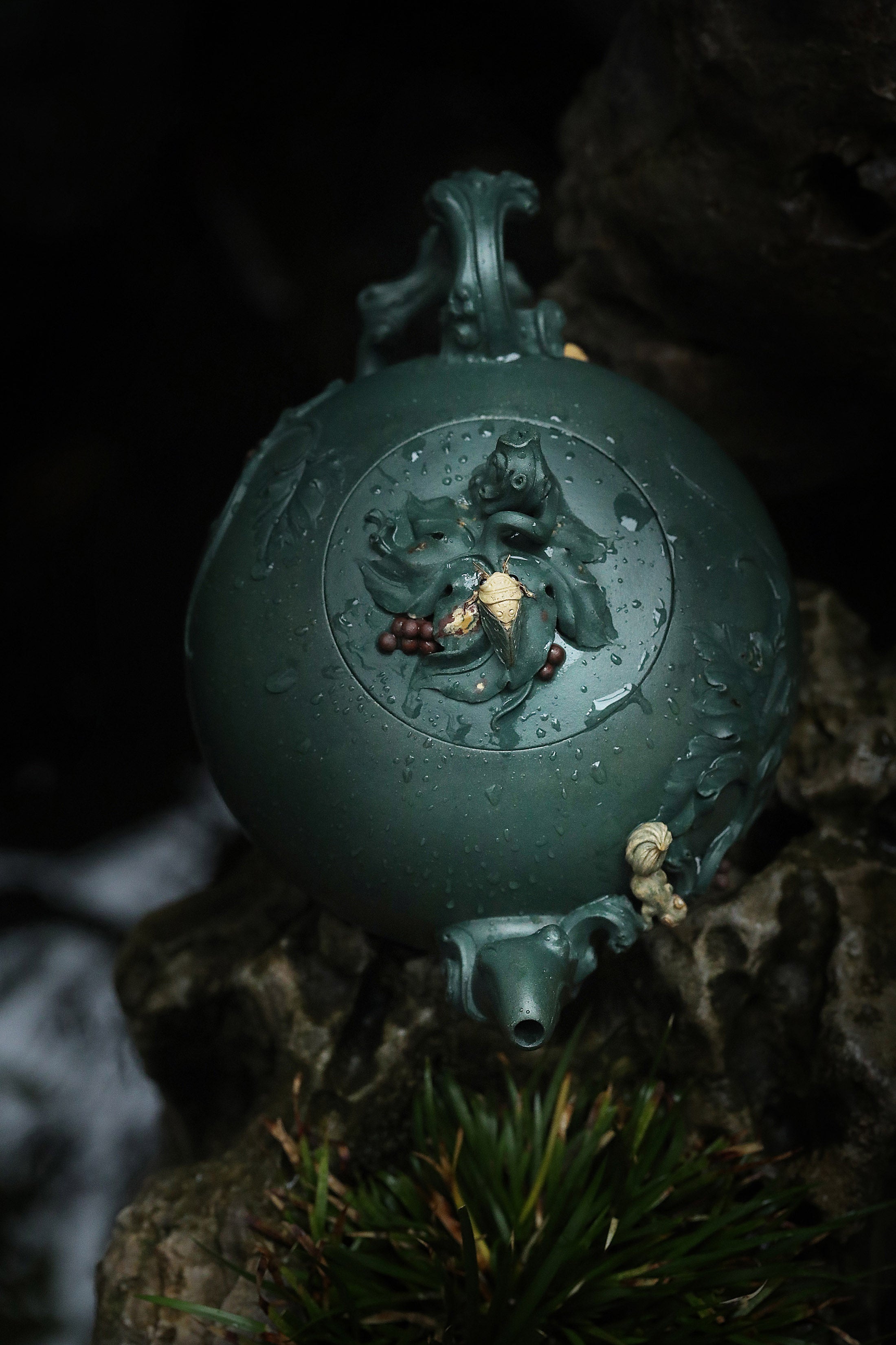 尹旭峰段泥松鼠葡萄壶