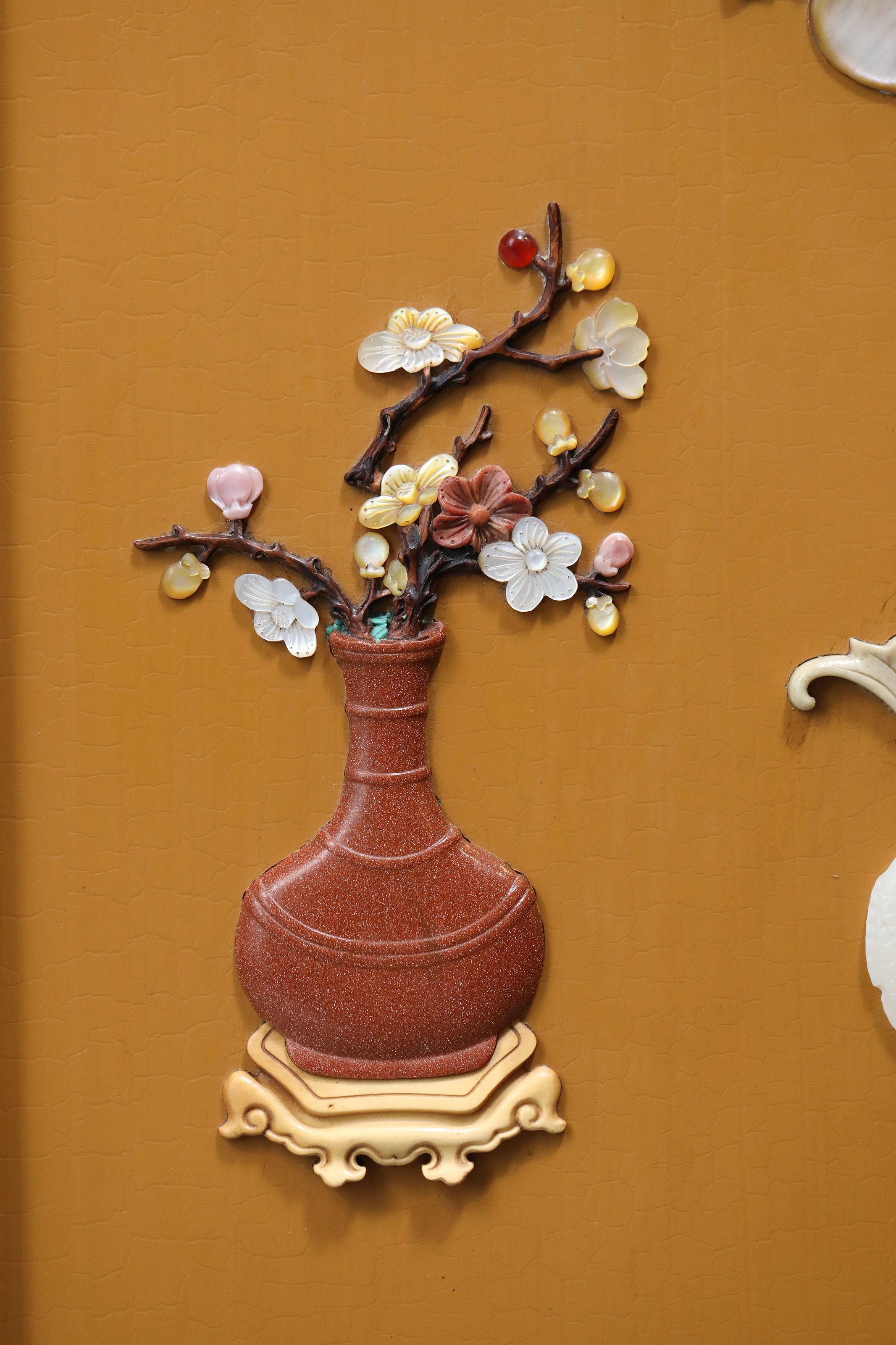 A hanging screen inlaid with precious stones, symbolizing peace and prosperity.