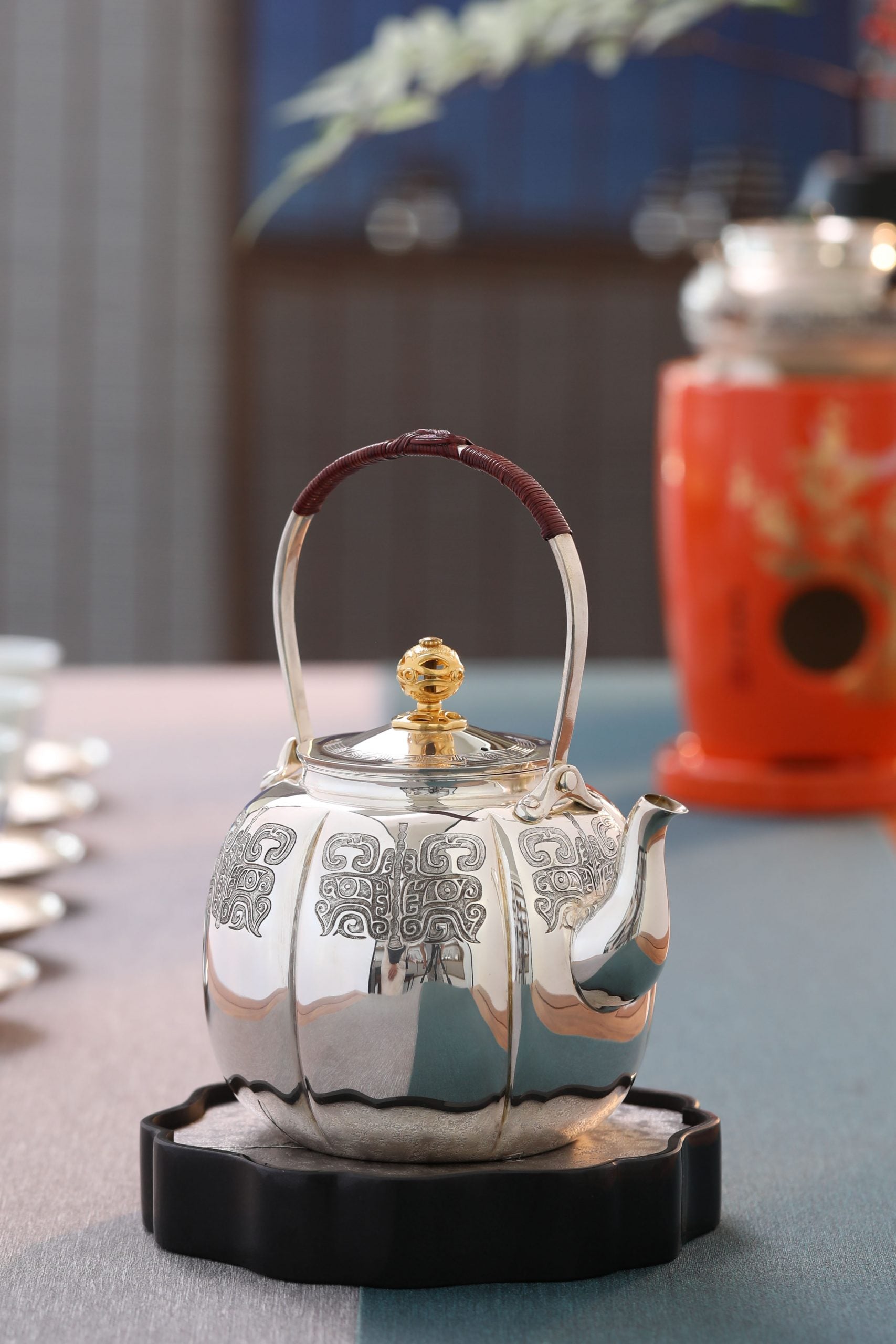 饕餮紋金摘獸口布袋壺（純金鈕）