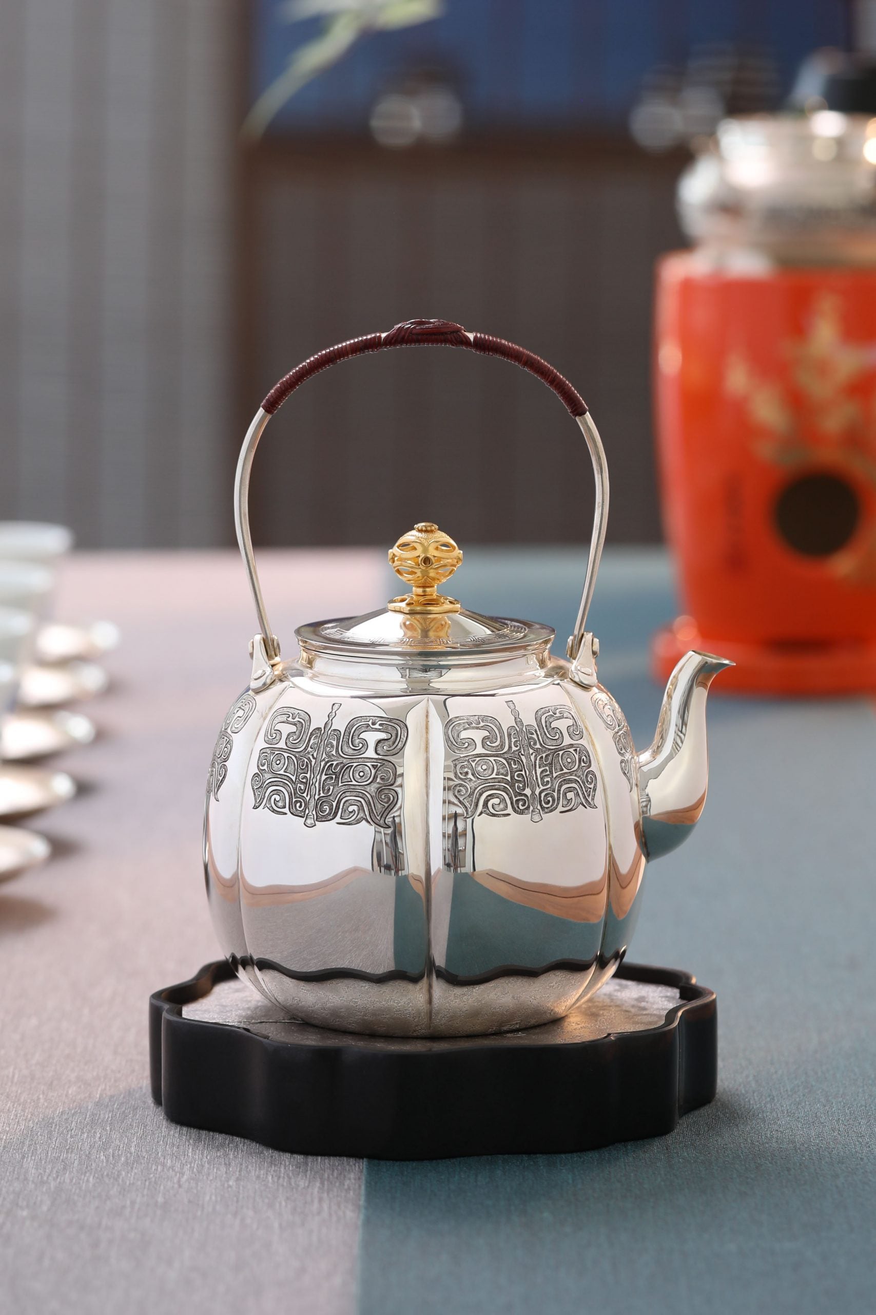 饕餮紋金摘獸口布袋壺（純金鈕）