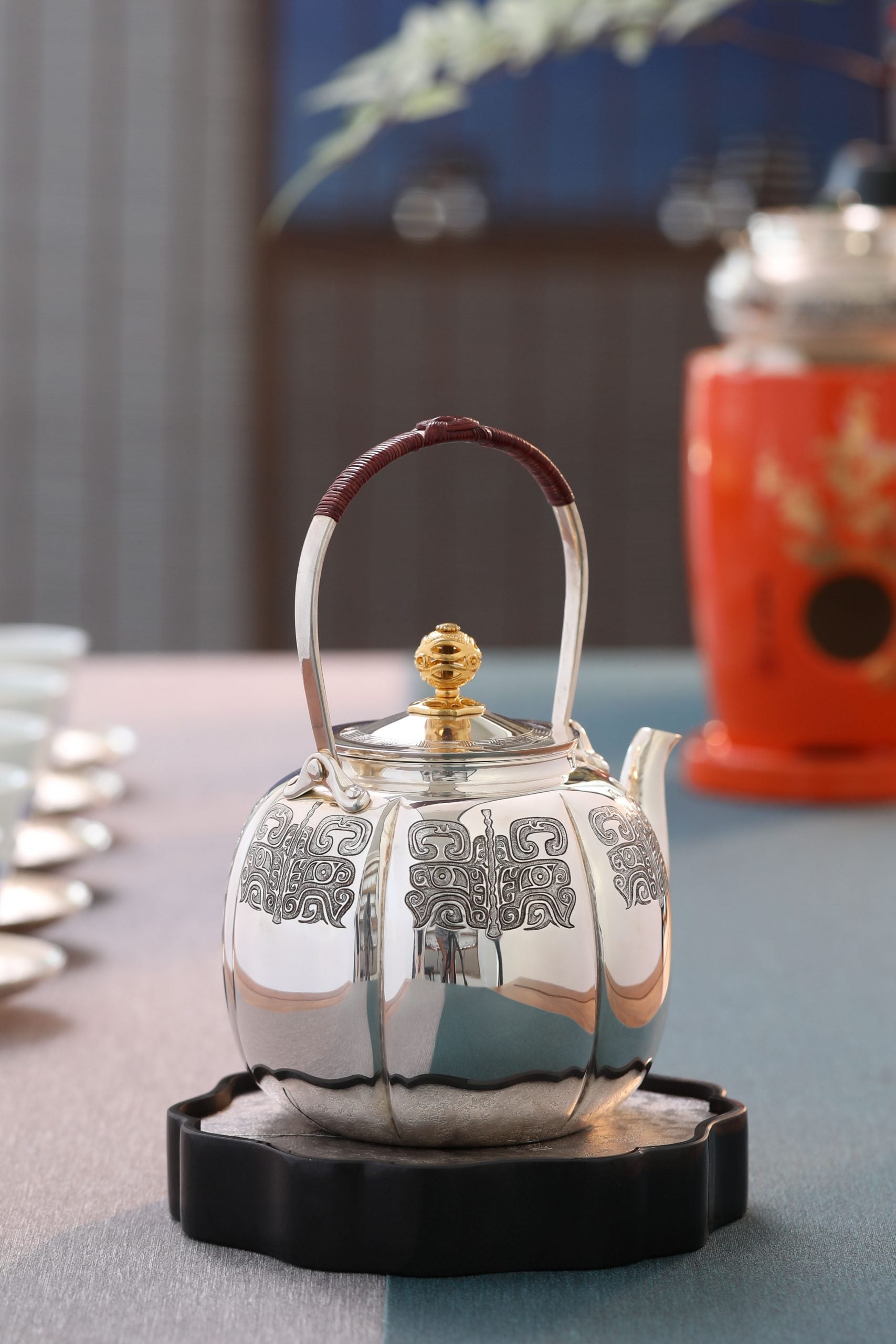 饕餮紋金摘獸口布袋壺（純金鈕）