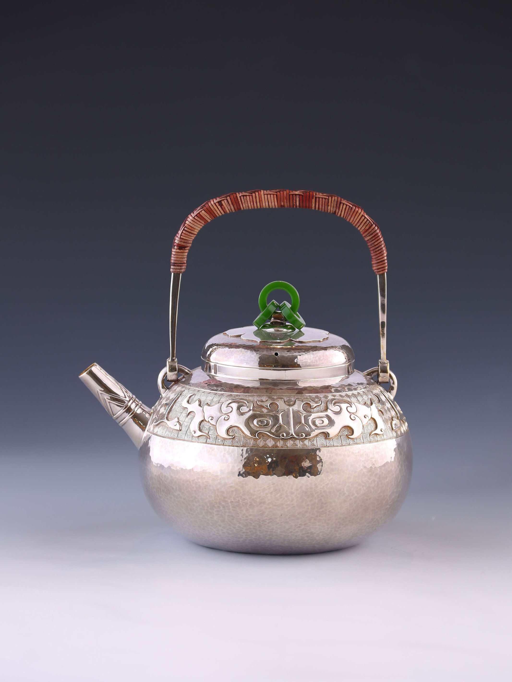 饕餮紋卣式銀壺