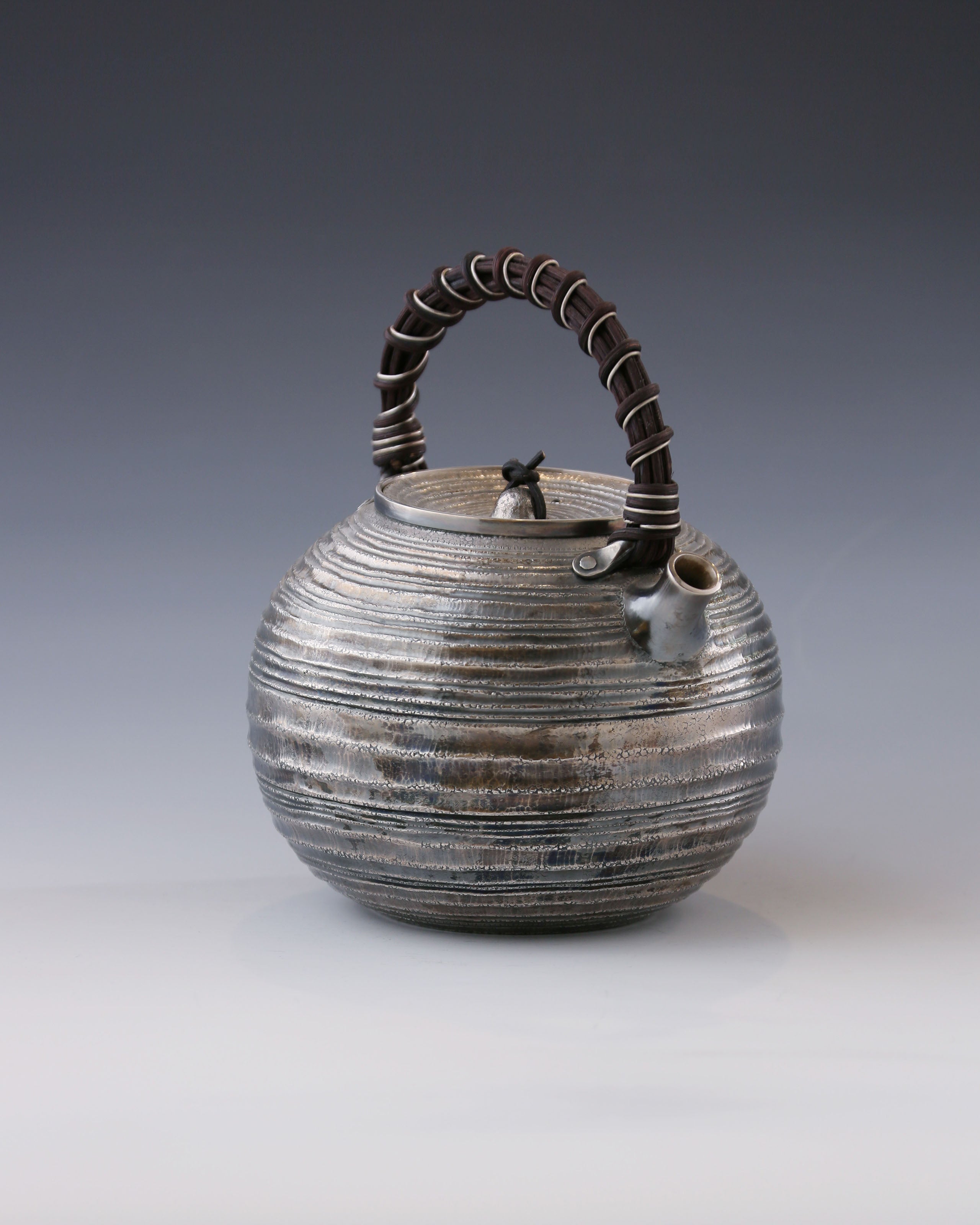 藤把迴旋紋紫皮銀壺