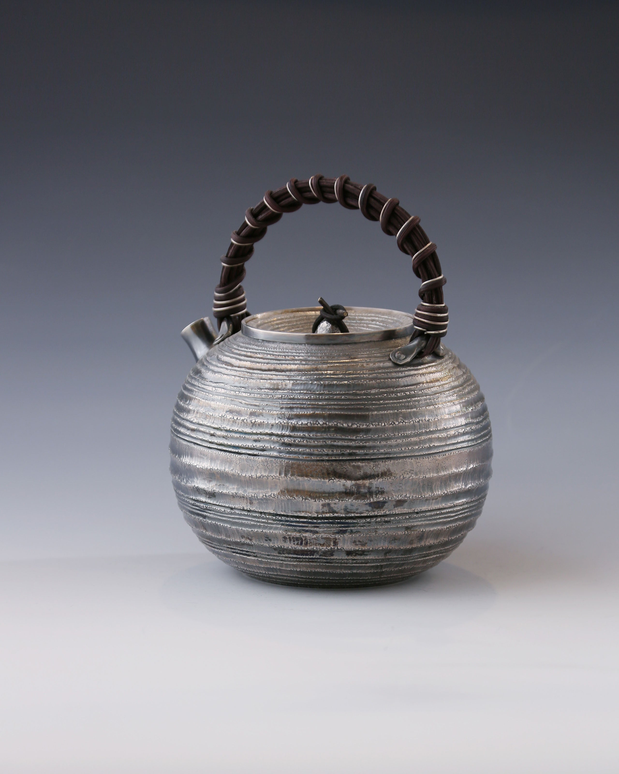 藤把迴旋紋紫皮銀壺