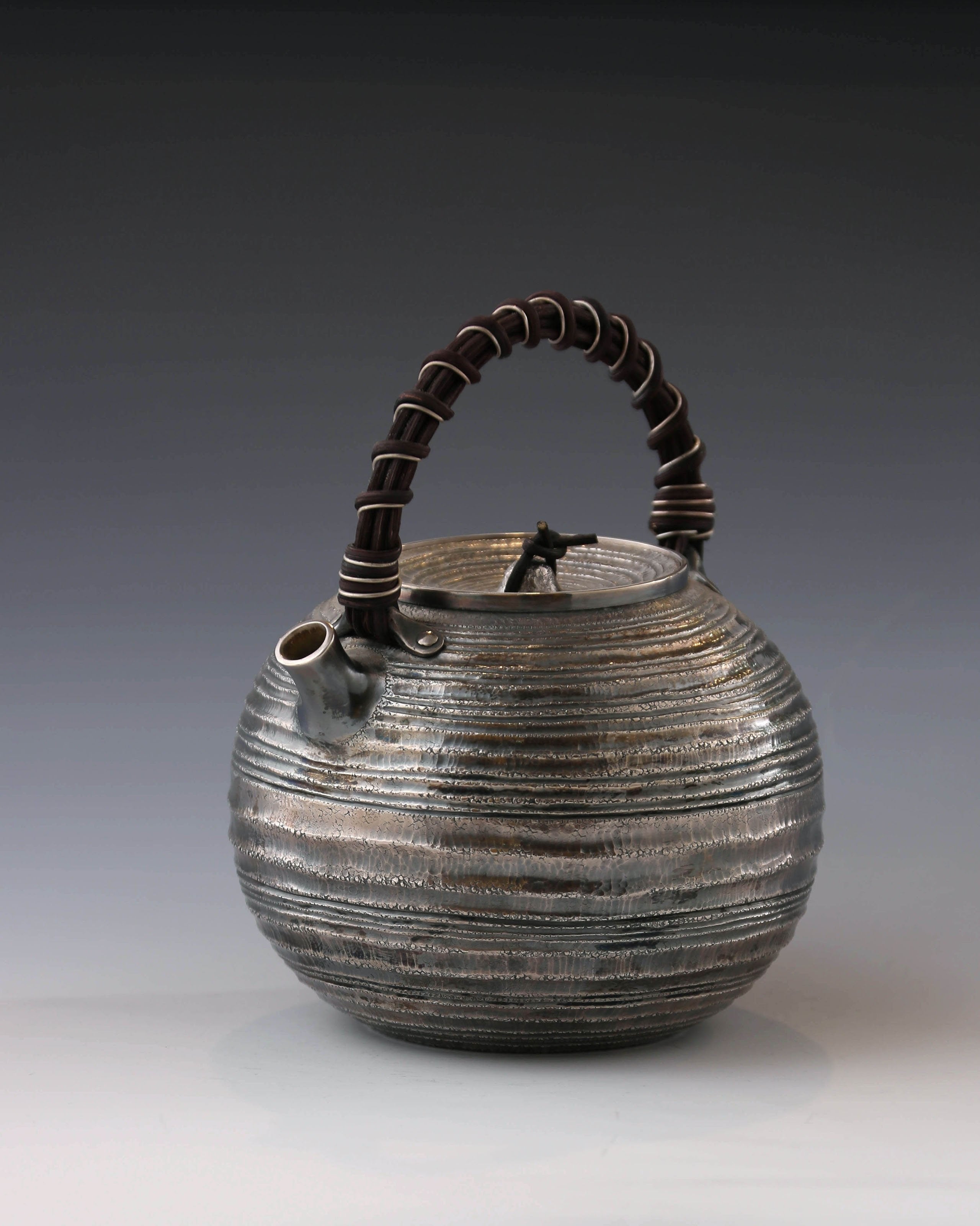 藤把迴旋紋紫皮銀壺